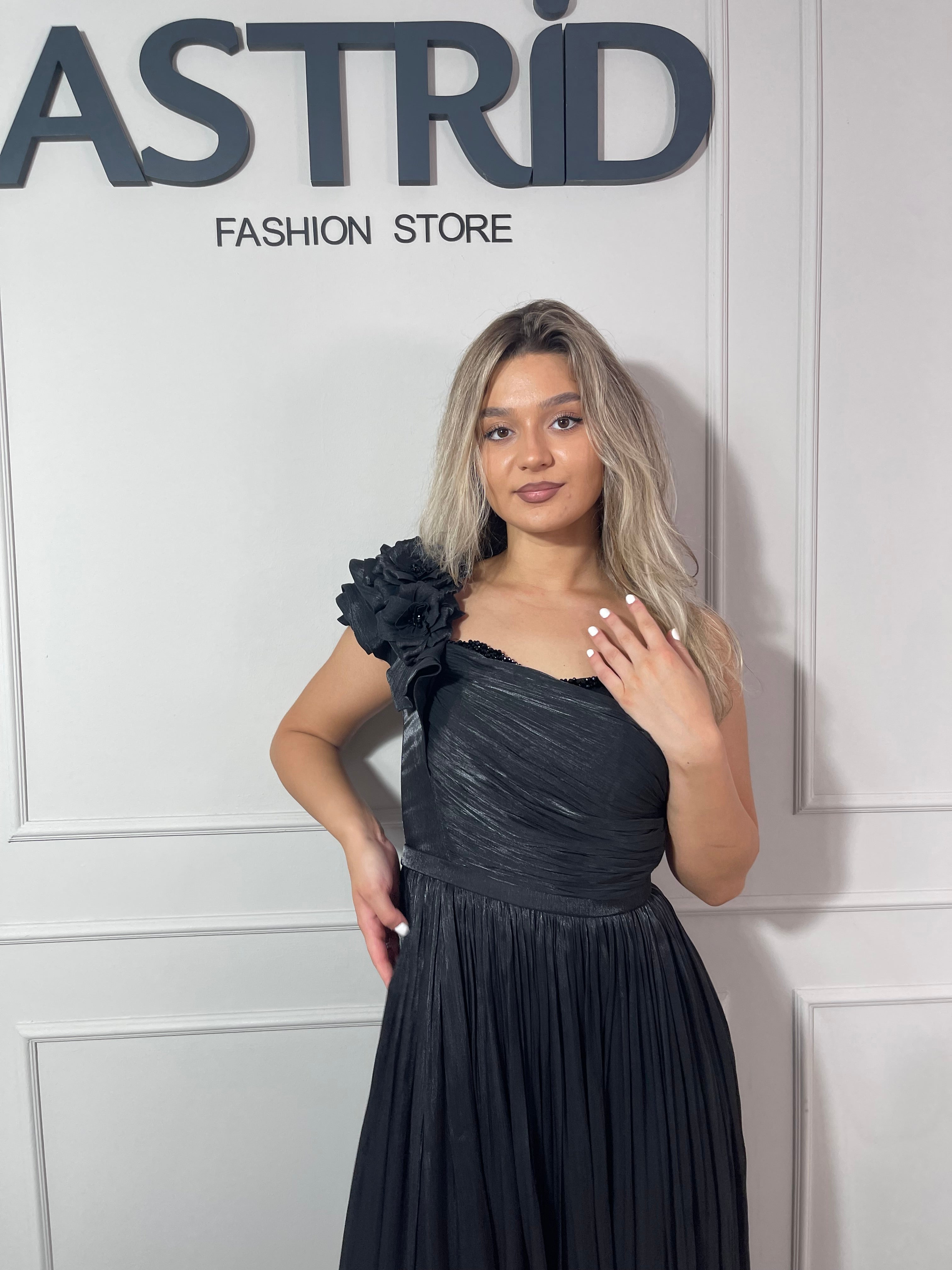 Rochie Ella lungă din voal plisată pe un umăr accesorizata cu flori