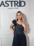 Rochie Ella lungă din voal plisată pe un umăr accesorizata cu flori