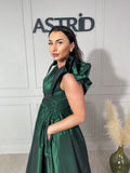Rochie Olivia lungă din tafta cu buzunare și flori pe umăr