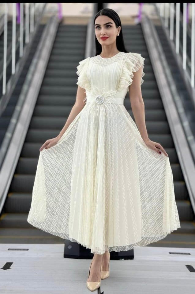 Rochie Carolina midi plisată din tiul curea în talie și volanase la mânecă