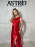 Rochie Jasmin lungă din satin pe un umăr falduri la bust și talie