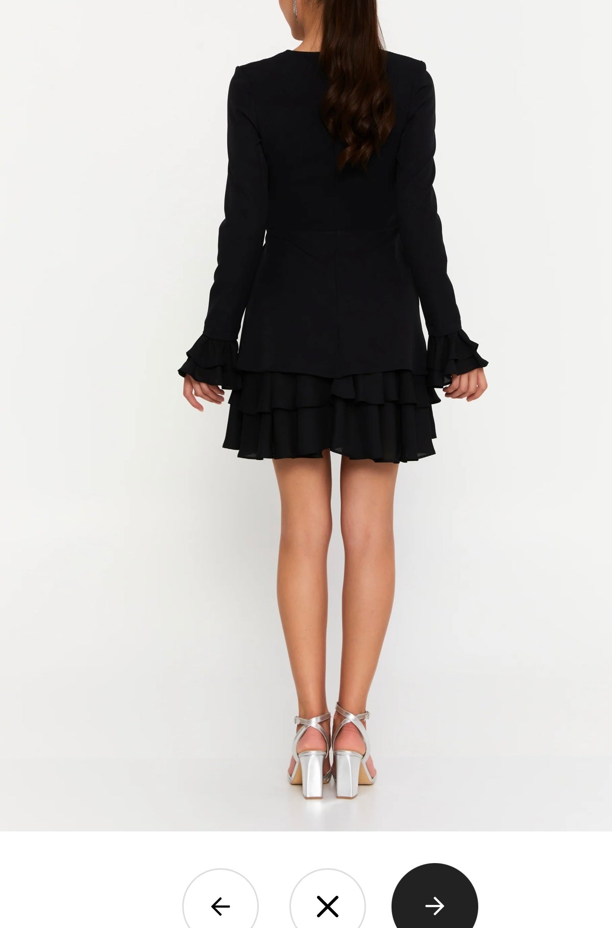 Rochie Celine scurtă cu volanase negre și mânecă lungă