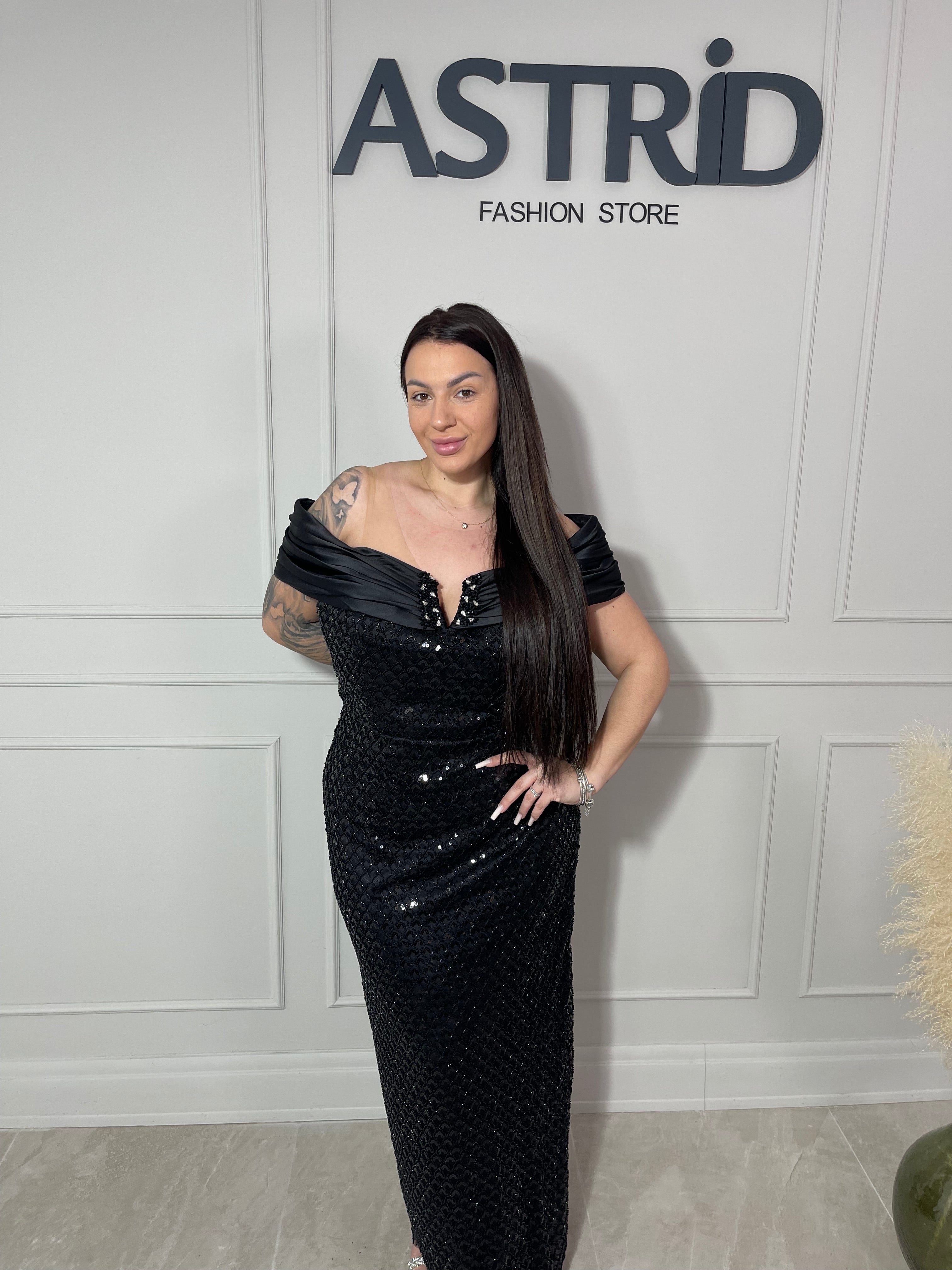Rochie Selena lungă neagră cu aplicații paiete si decolte tip bărcuță
