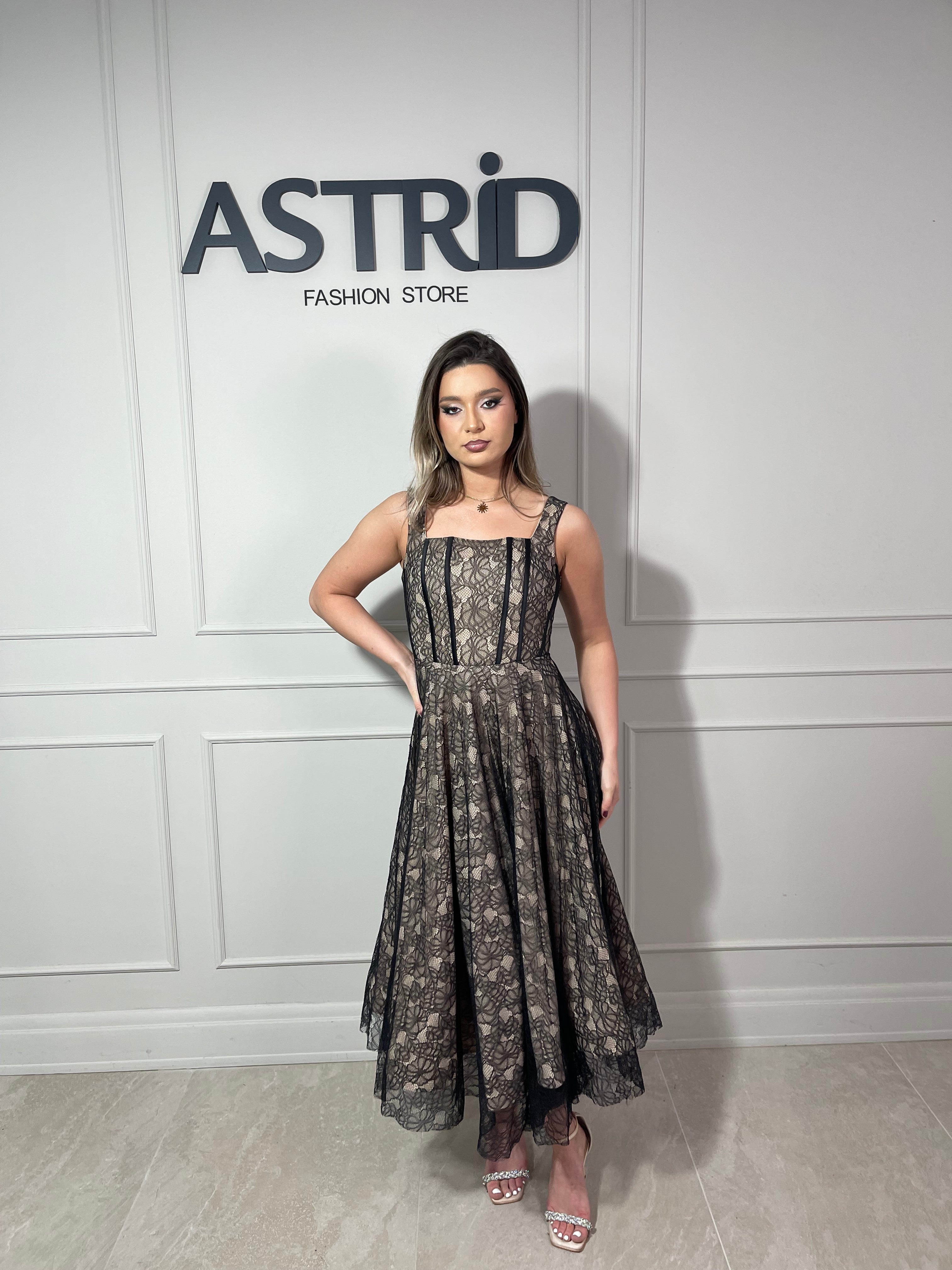 Rochie Vera midi în cloș cu dantelă negru cu bej