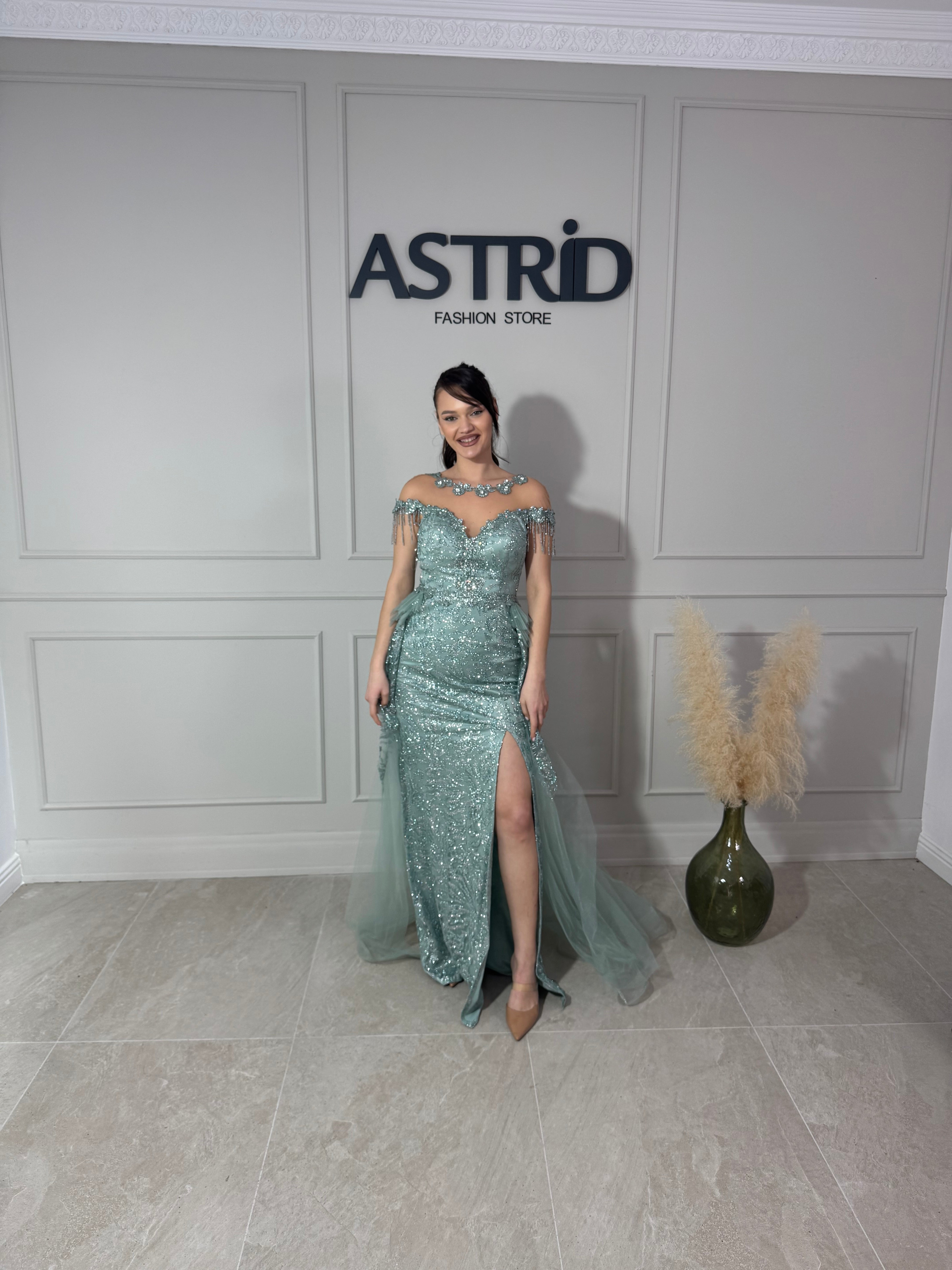 Rochie Hannah lungă aplicații pietre sclipici trenă din tiul și crăpătură pe picior