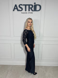 Rochie Sandy lungă neagră, cu crăpătură elegantă pe un picior, ce adaugă un aer senzual.