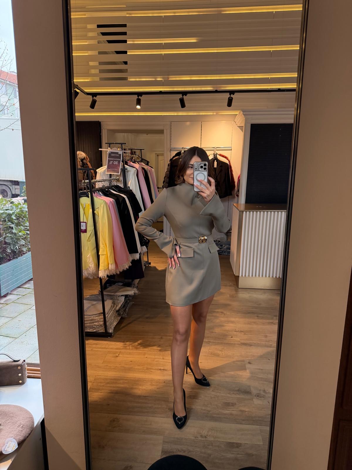 Rochie Noir scurtă mânecă clopot și curea în talie