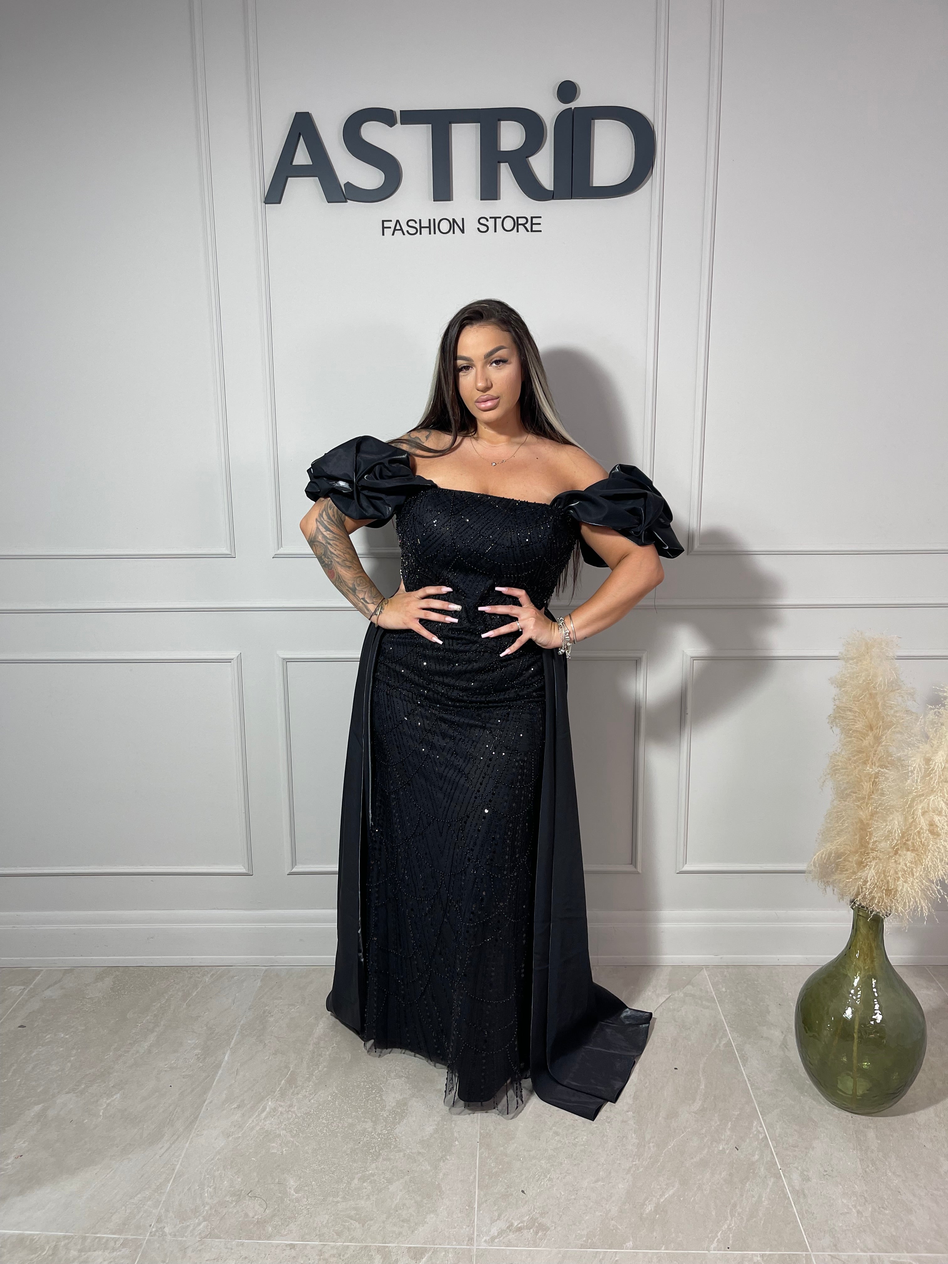 Rochie Sevim lungă neagră cu trenă aplicații paiete și mânecă căzută