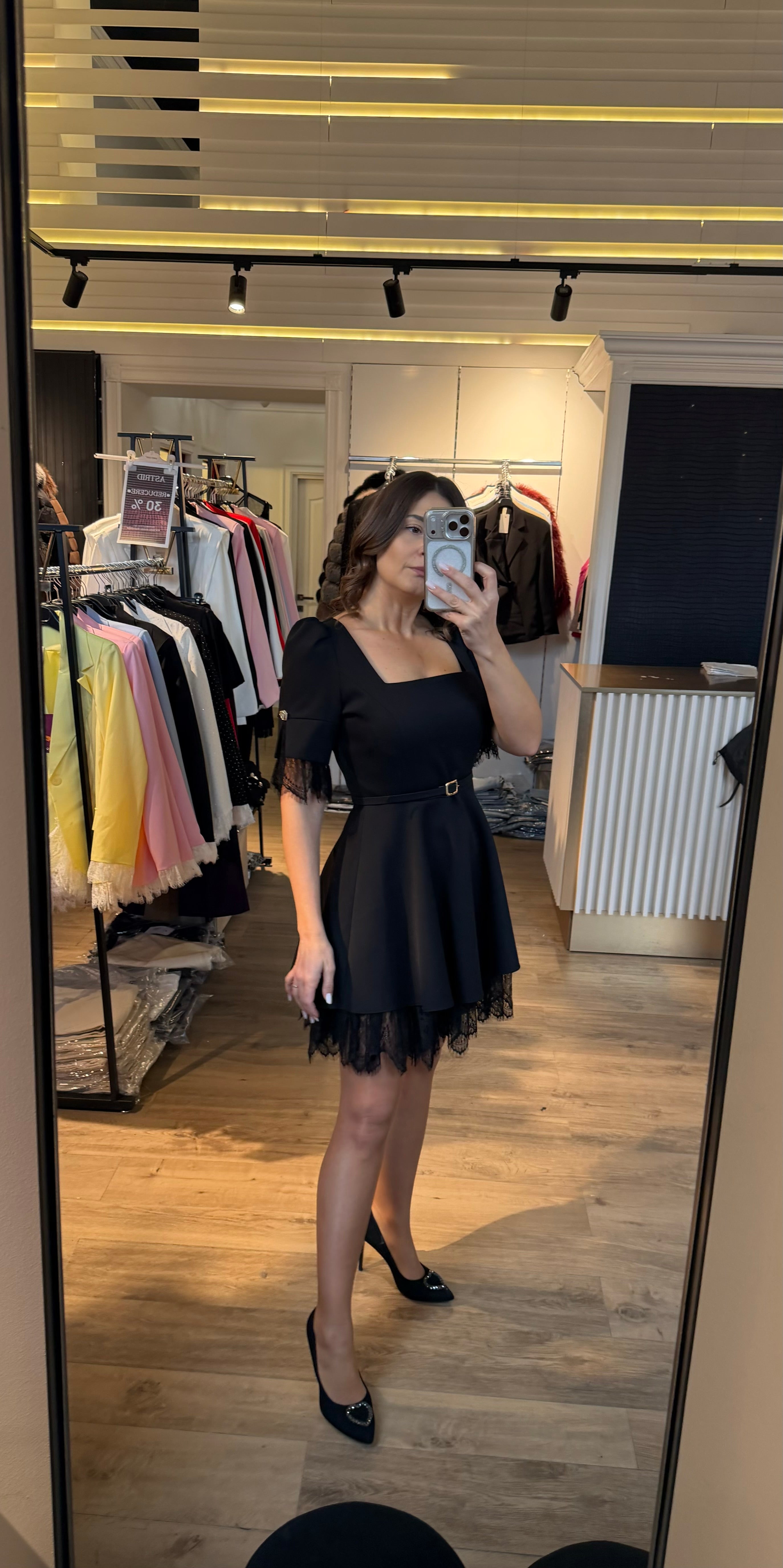 Rochie Eve scurtă în cloș cu dantelă și curea în talie