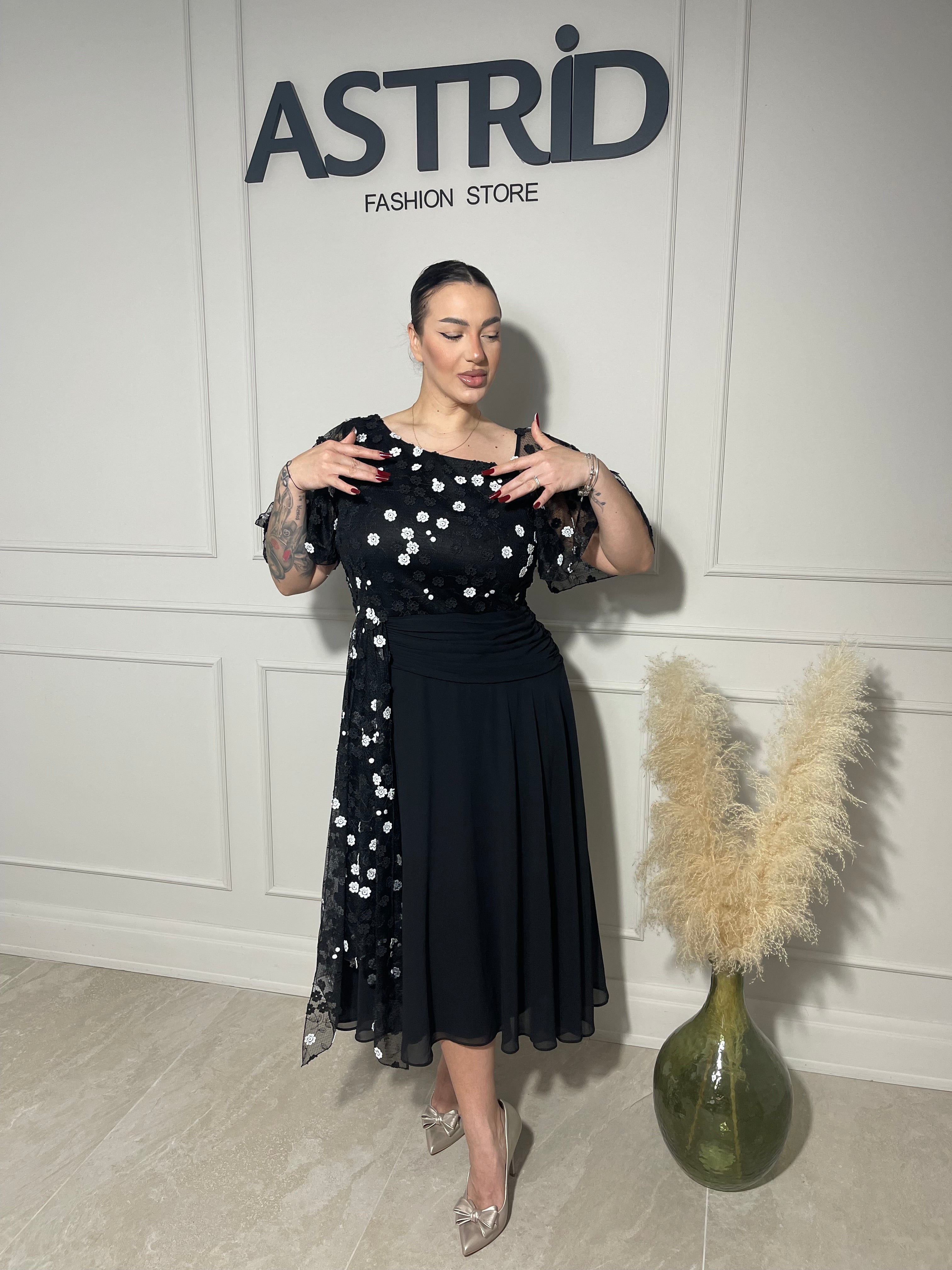 Rochie Sărita midi neagră, cu aplicații strălucitoare și design asimetric.