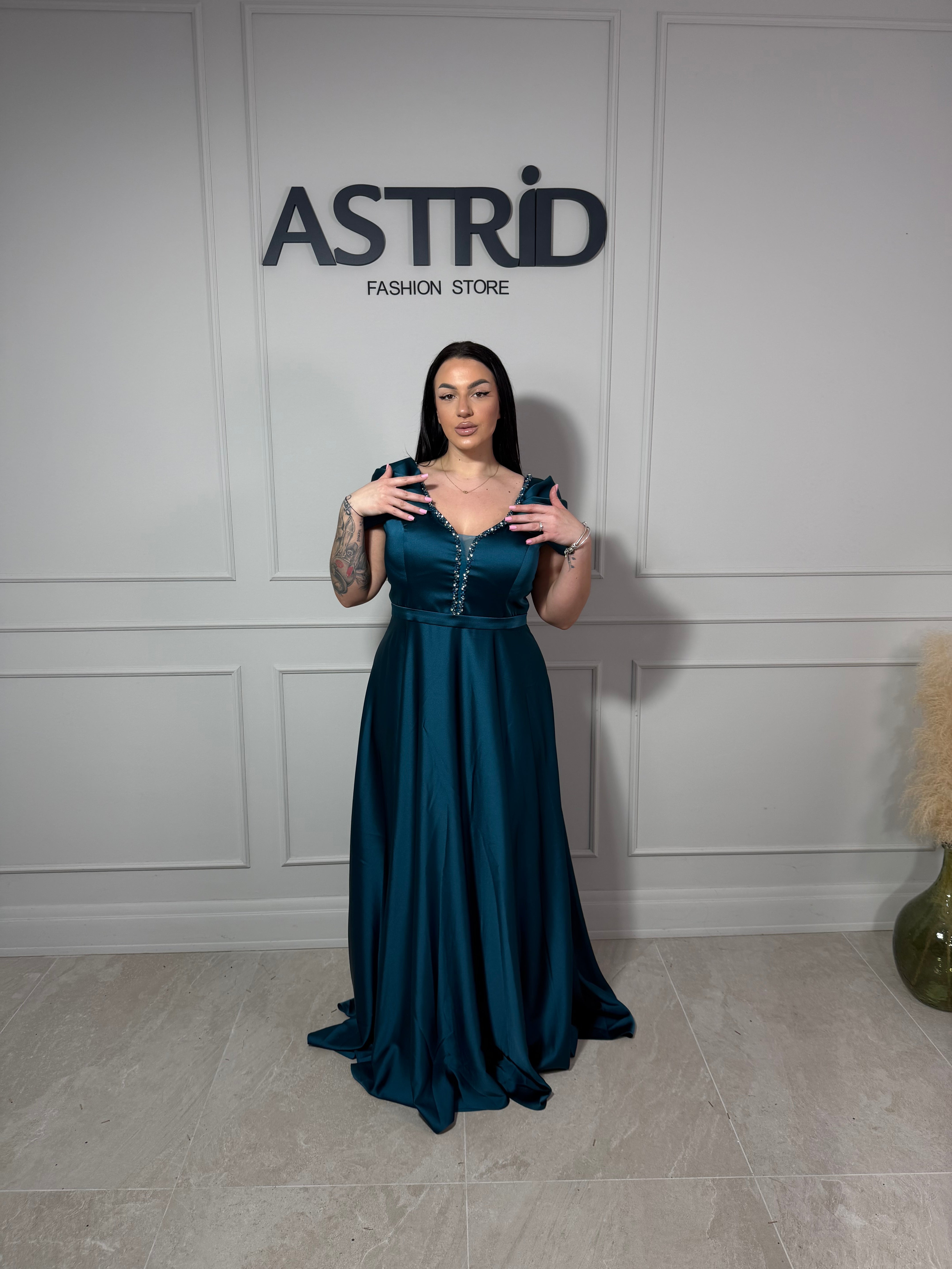 Rochie Cleopatra lungă din satin cu umeri căzuți și aplicații pietre la bust