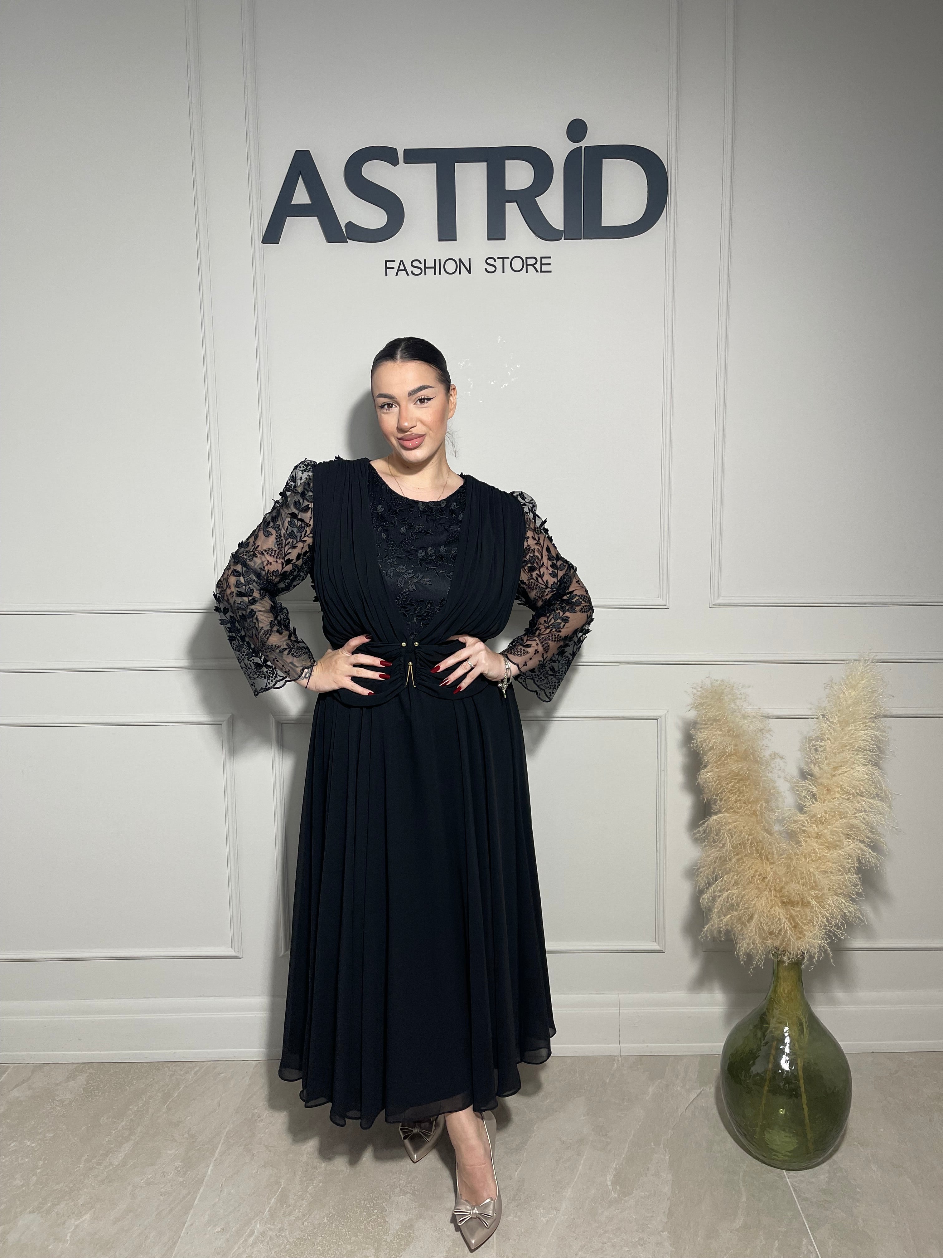 Rochie Iris, elegantă neagră, cu croiala fluidă și lungime midi.