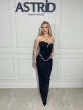 Rochie Rossa lunga, neagră, elegantă, cu bust tip corset ce evidențiază silueta.