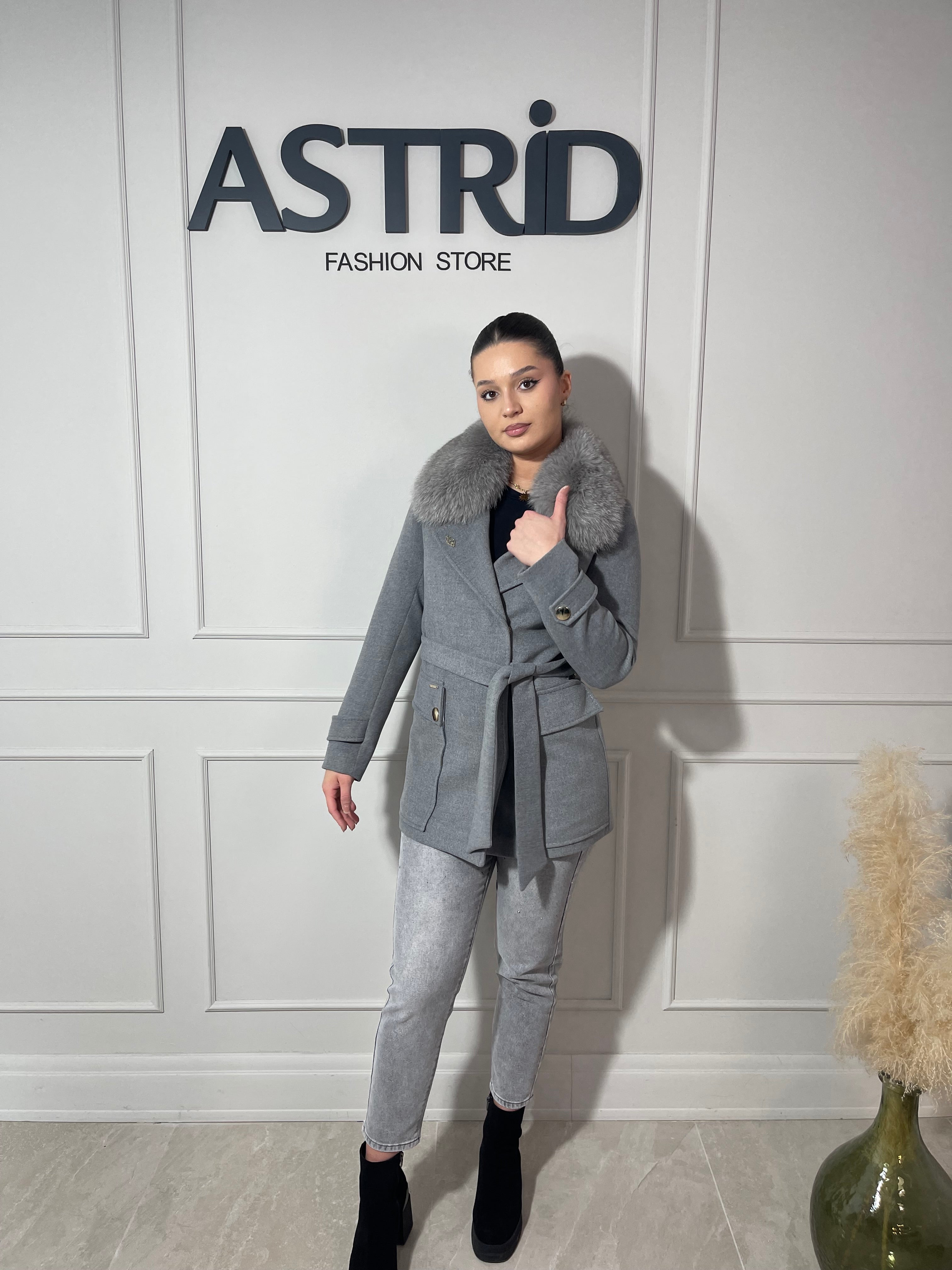 Palton Diandra scurtă din cașmir cu blană naturală și cordon în talie