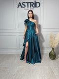 Rochie Gloria lungă din tafta pe un umăr și crăpătură pe picior