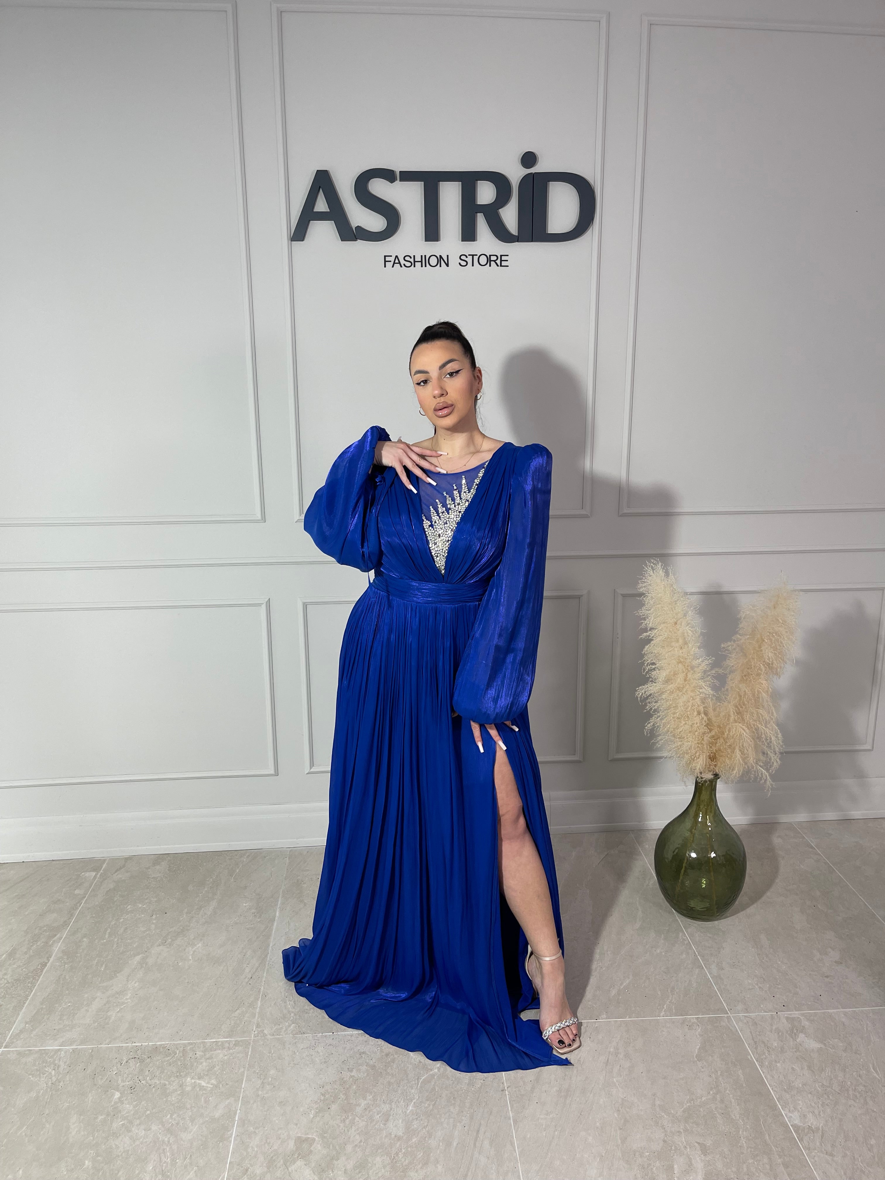 Rochie Siera lungă din voal manela lungă și aplicații pietre la bust