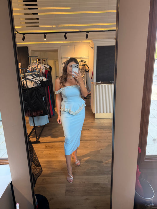 Rochie Delicia midi baby blue accesorizata cu perle si peplum in talie