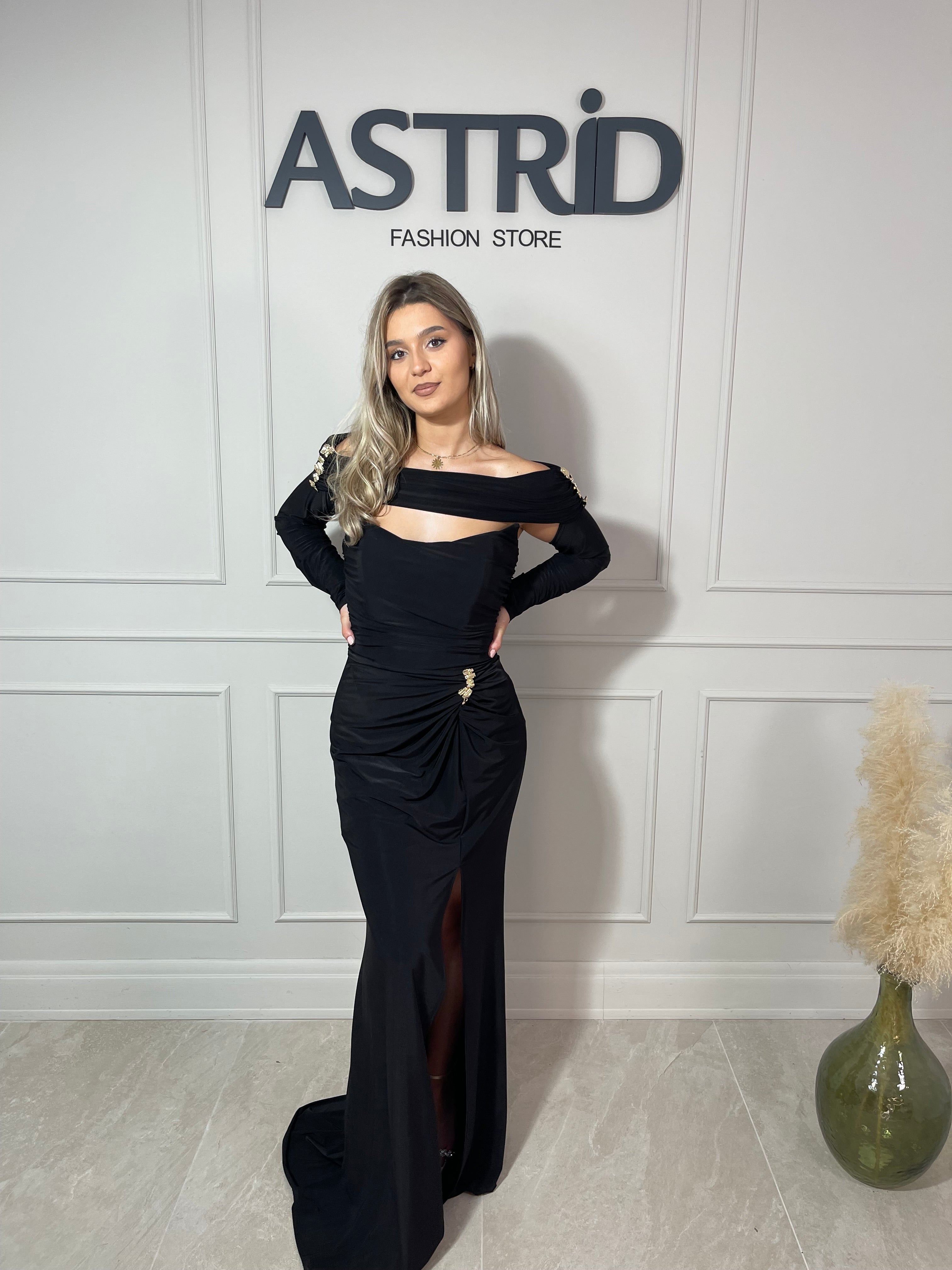Rochie Vanessa lungă neagră crăpătură pe picior accesoriu auriu în talie și mânecă detașabilă