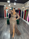 Rochie Scarlett lungă pe corp cu mânecă lungă aplicații sclipici și pietre trenă laterală