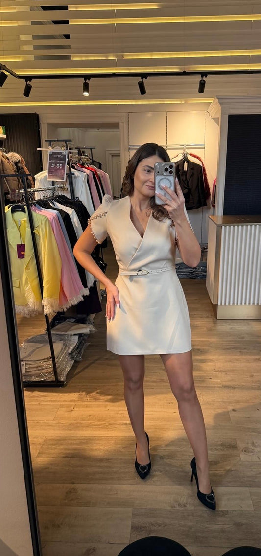 Rochie Rita scurtă cu aplicații perle la mânecă