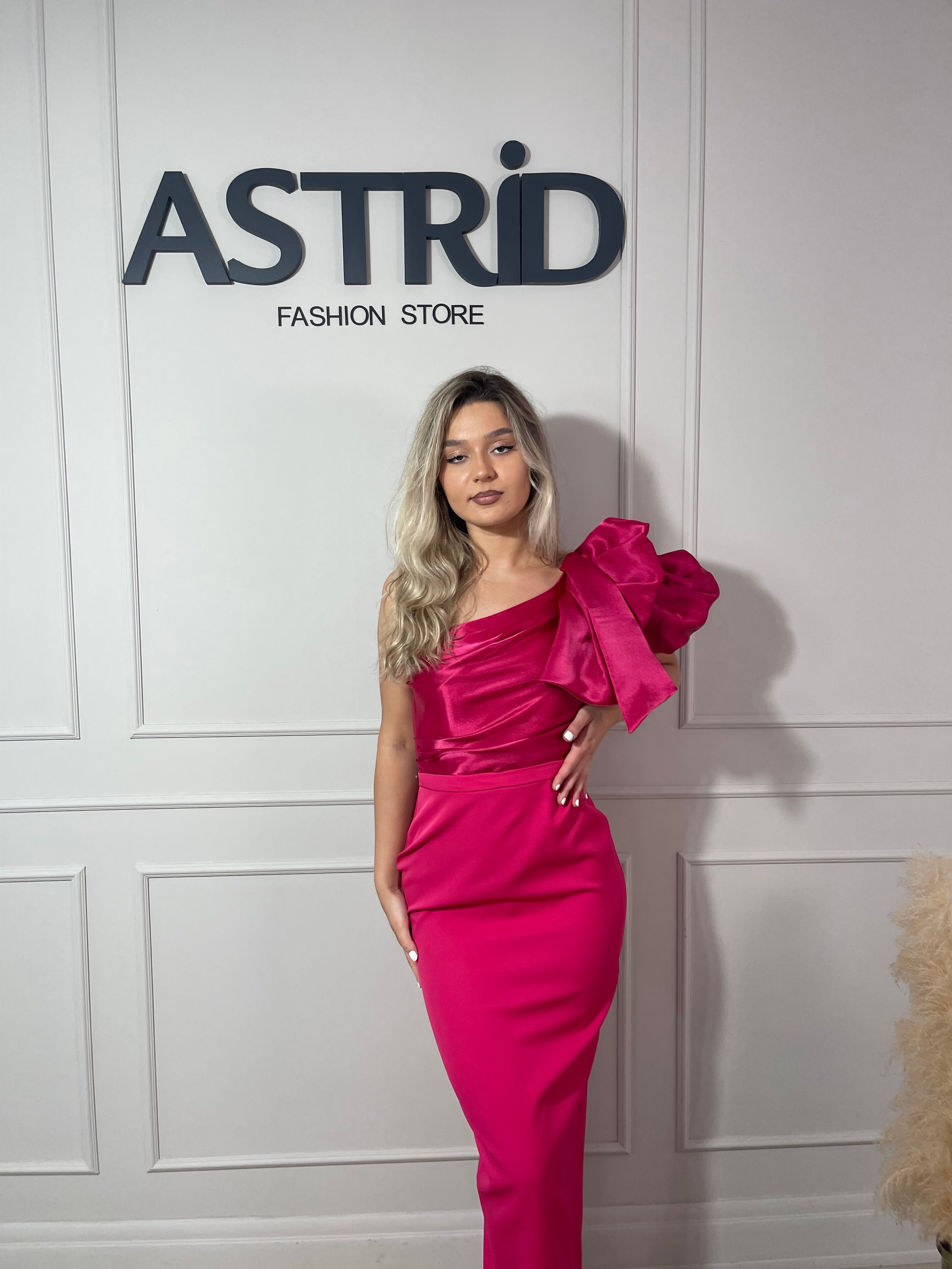 Rochie Sofia midi fucsia funda din satin pe umăr
