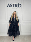 Rochie Capri, midi neagră, cu croiala lejeră și talie marcată.