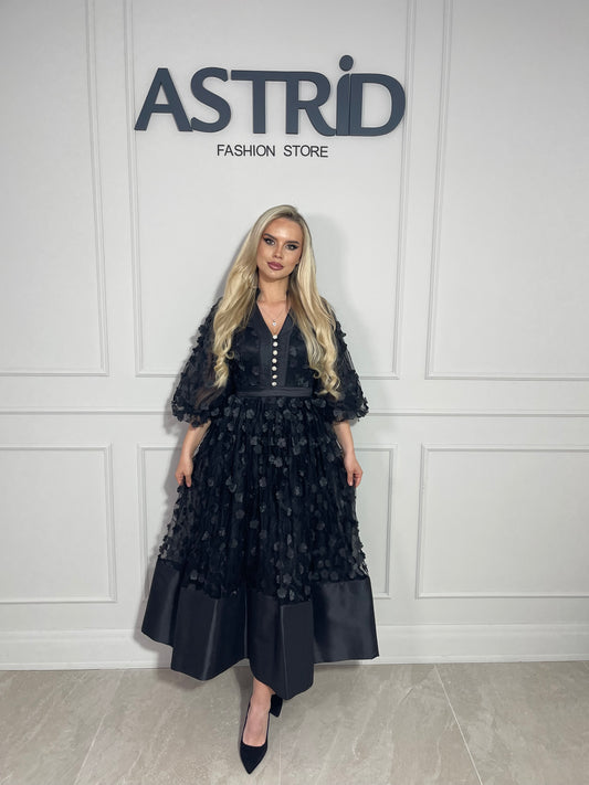 Rochie Capri, midi neagră, cu croiala lejeră și talie marcată.