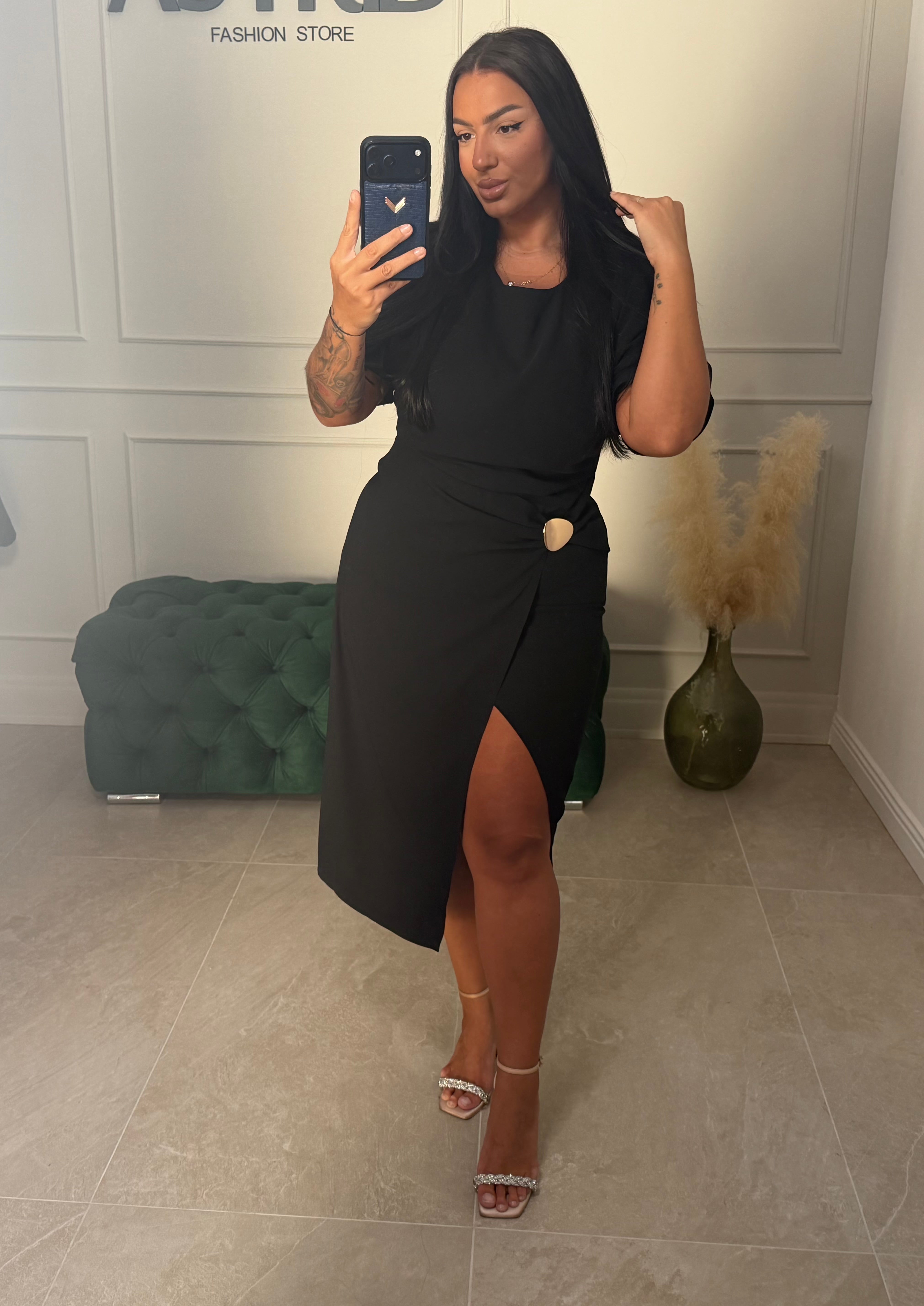 Rochie Charity midi cu ceapatura pe picior si brosa aurie decorativă