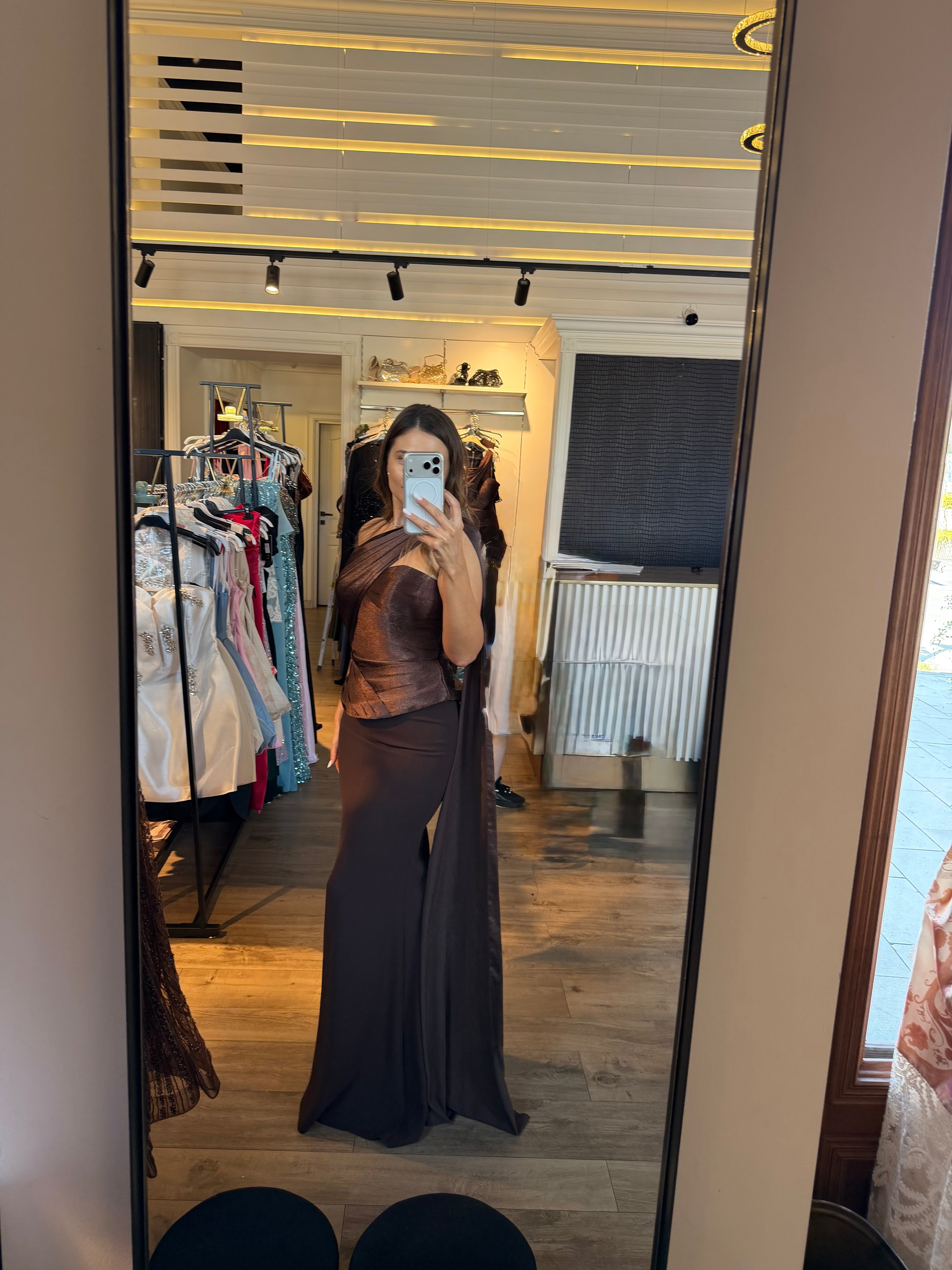 Rochie Clorie lunga maro cu peplum in talie si voal pe umar