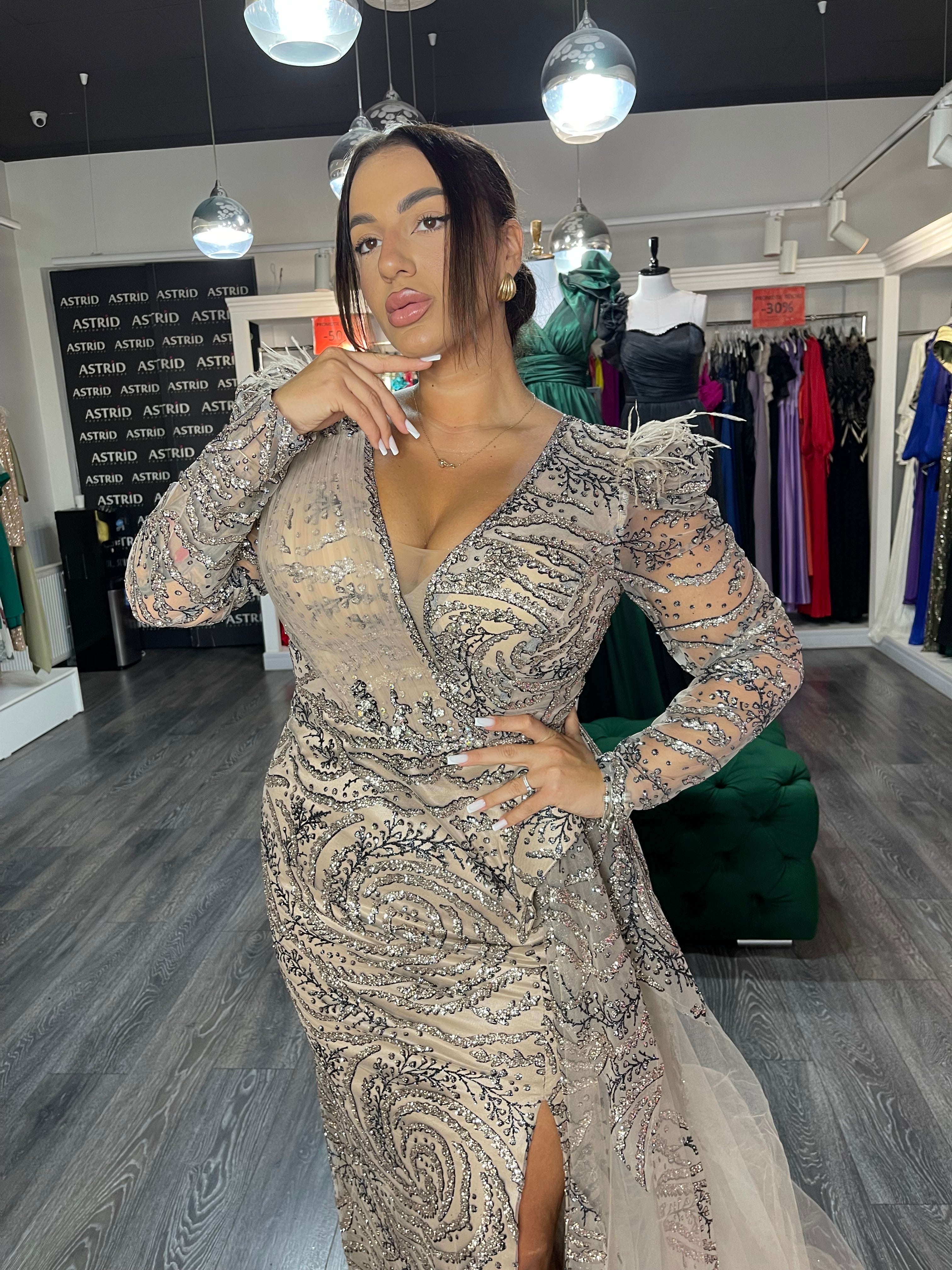 Rochie Emine lungă aplicații sclipici și pene trena laterală și crăpătură pe picior
