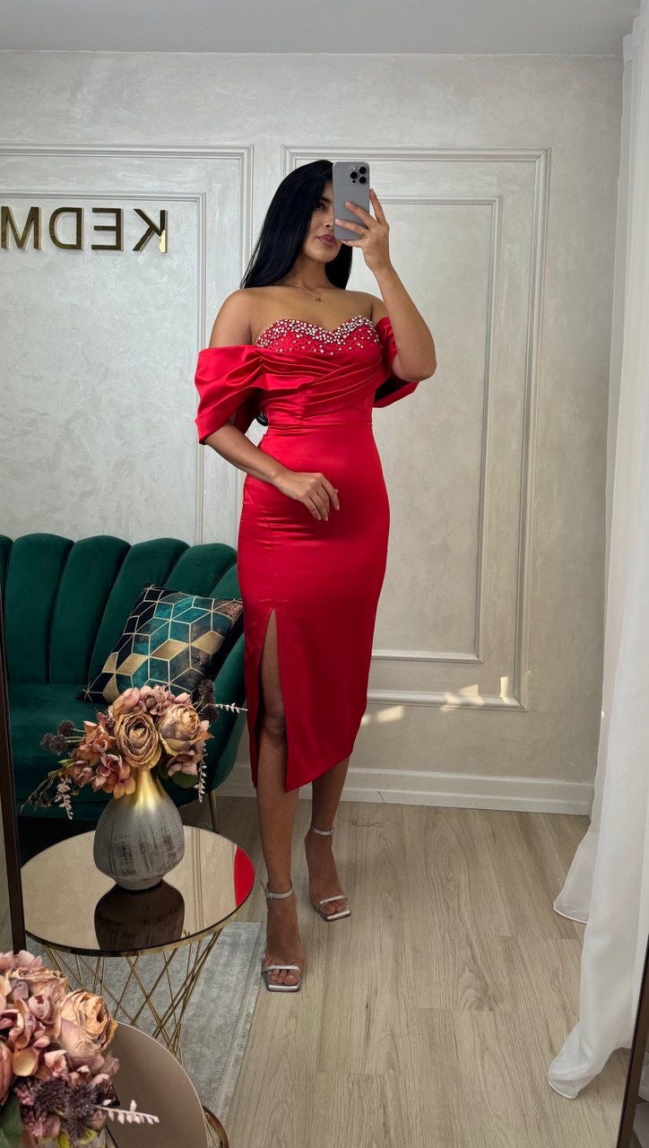 Rochie Lolita midi din satin cu crăpătură pe picior și aplicații pietre și perle la bust