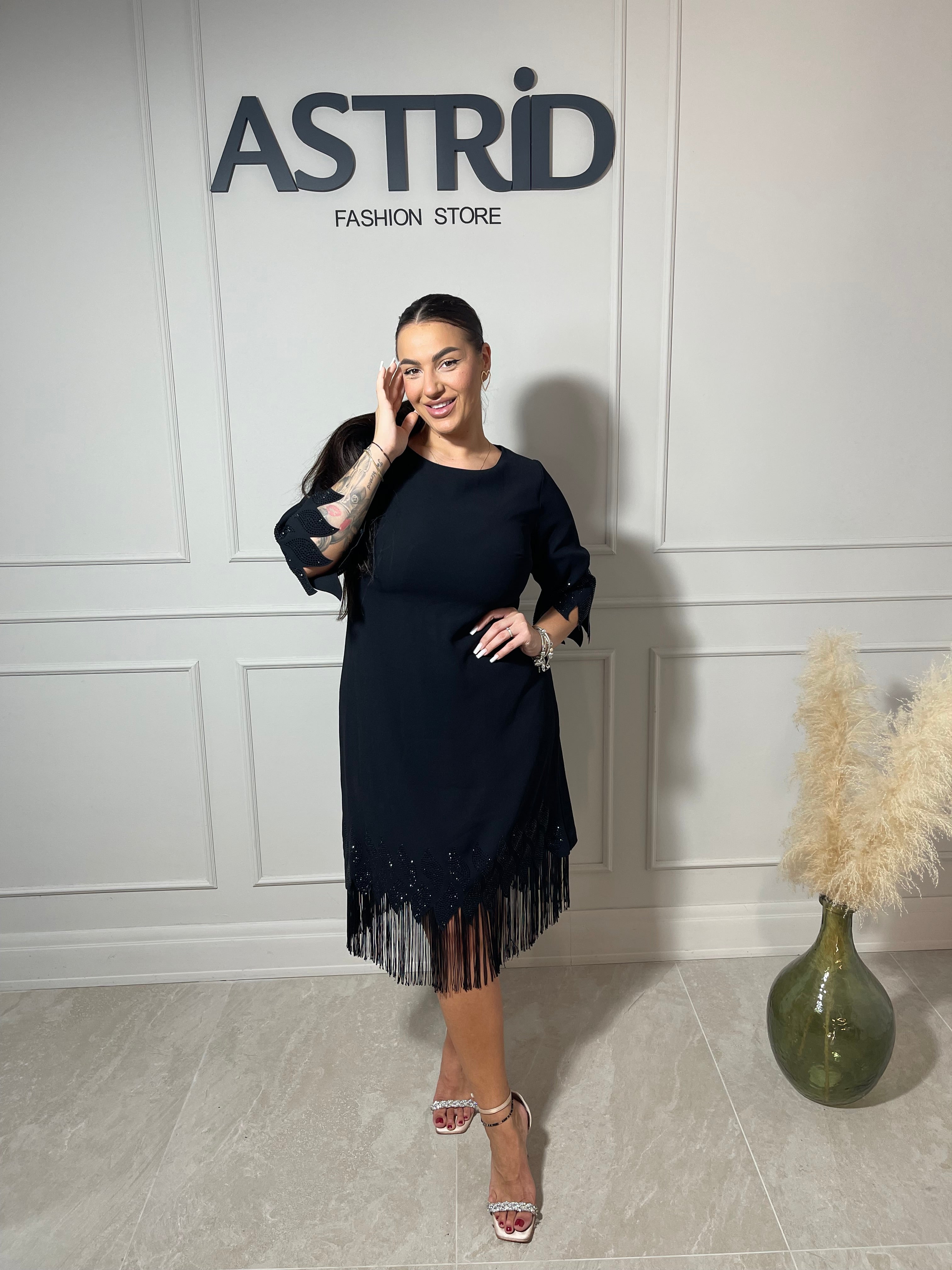 Rochie Aria midi neagră aplicații franjuri și pietre la mânecă