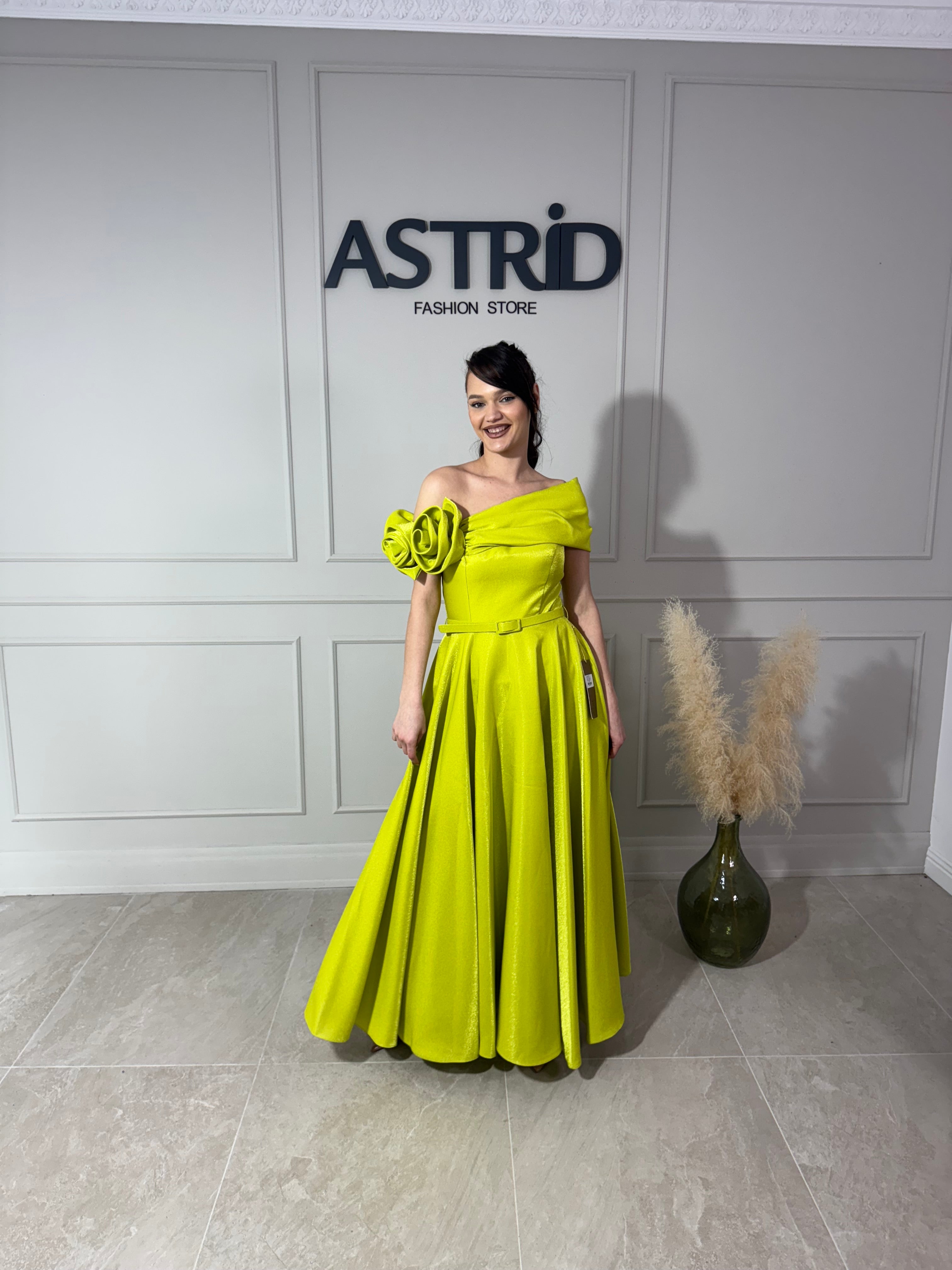 Rochie Perlă lungă pe un umăr curea în talie și flori pe umăr