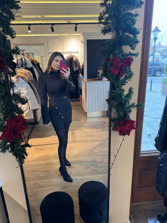 Rochie Nelida scurta cu maneci evazate si aplicatii butoni aurii