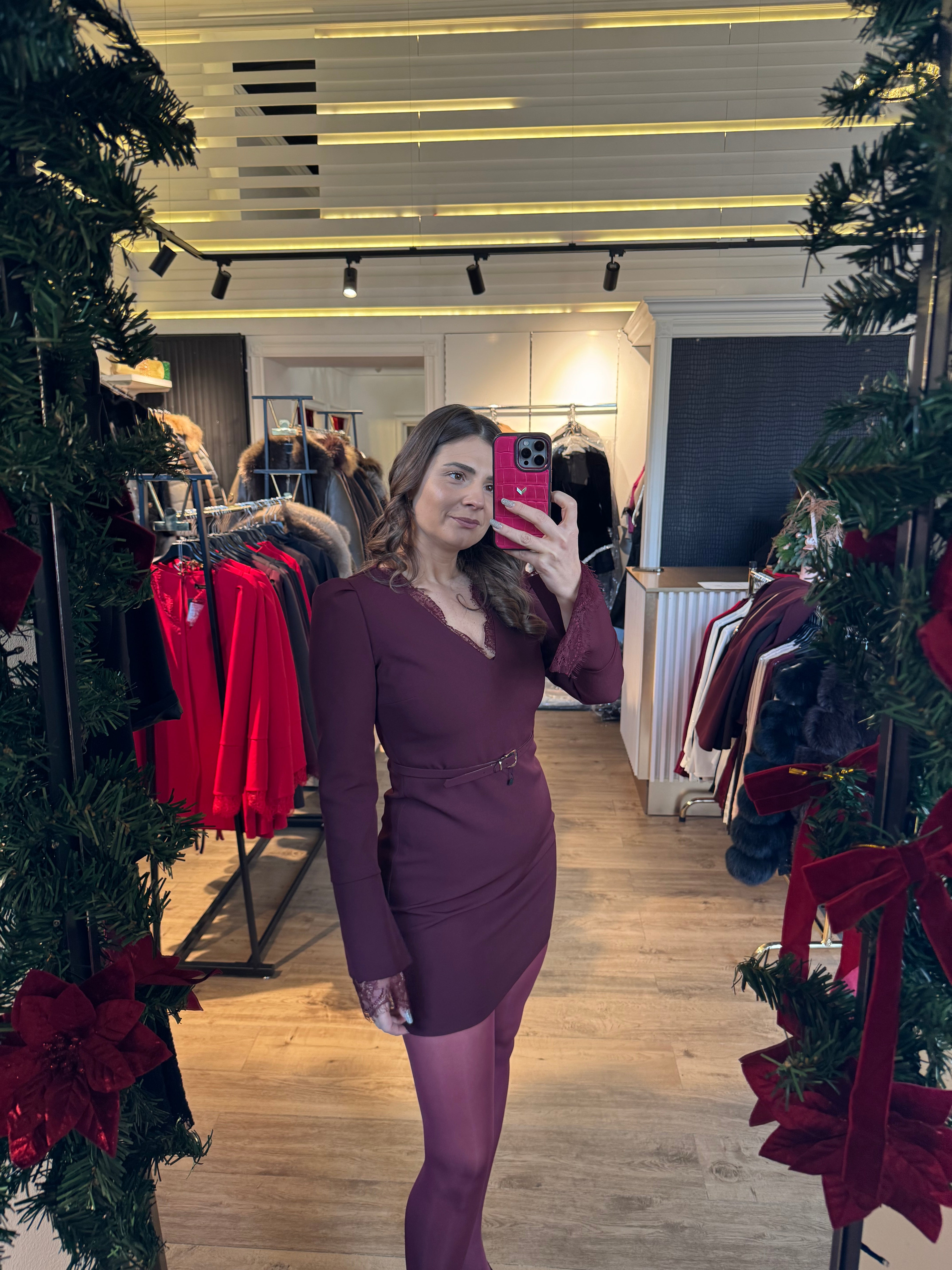 Rochie Gloria mânecă clopot și aplicații dantelă la decolteu și manșetă