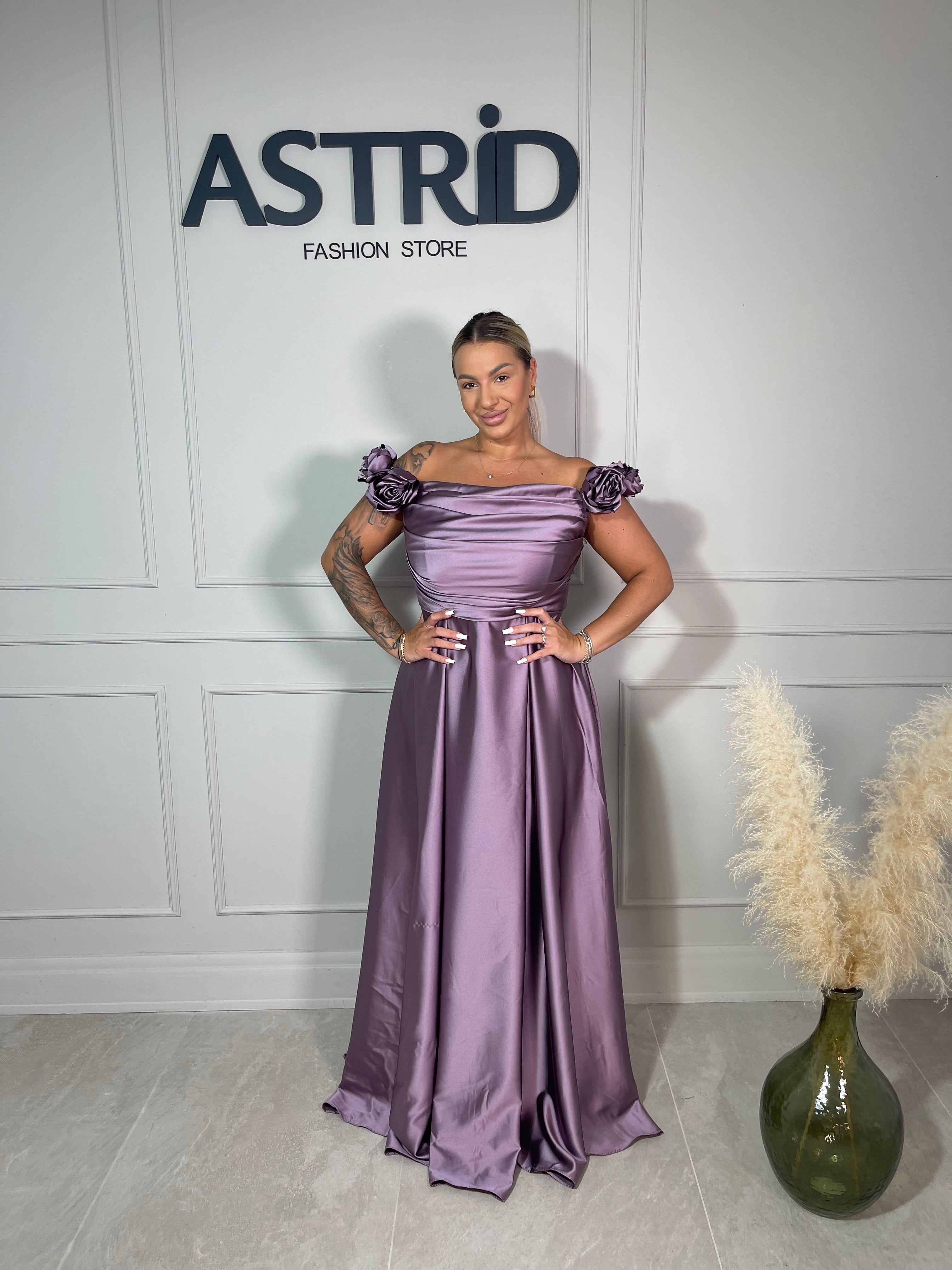 Rochie Opal lunga din satin decolte tip bărcuță și accesorizata cu trandafiri la umăr