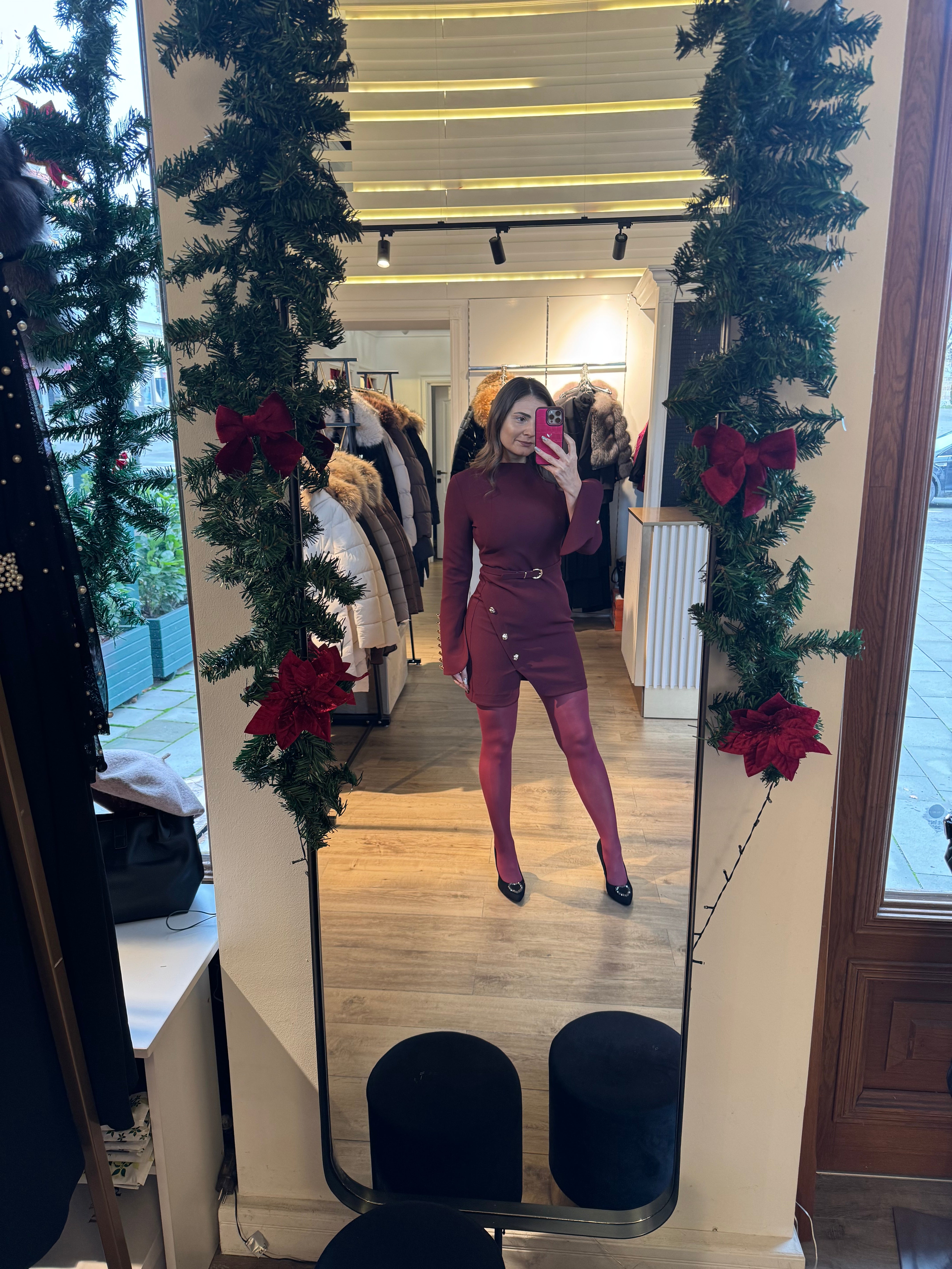 Rochie Nelida scurta cu maneci evazate si aplicatii butoni aurii