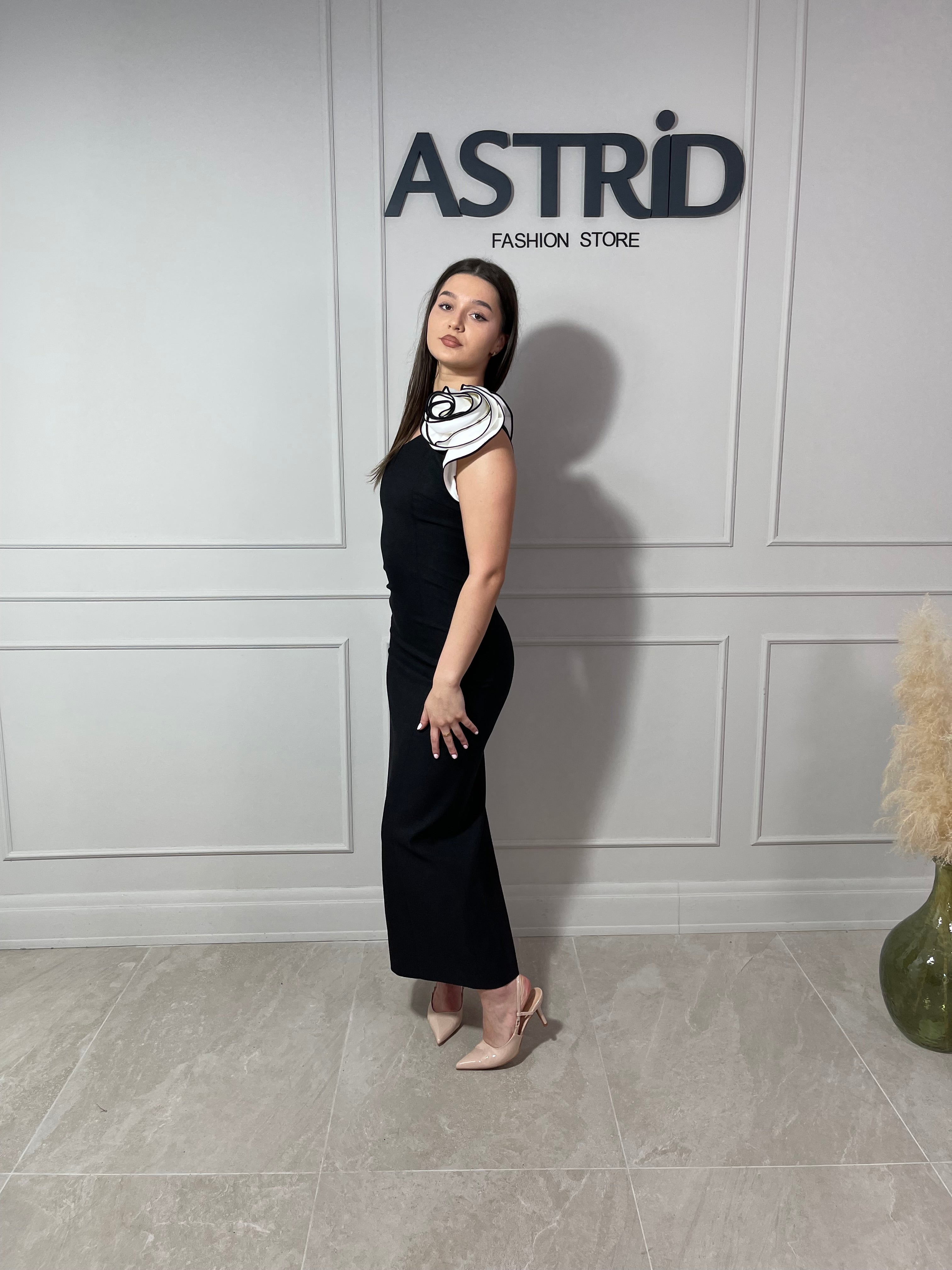 Rochie Kleo lungă pe un umăr cu accesoriu floare