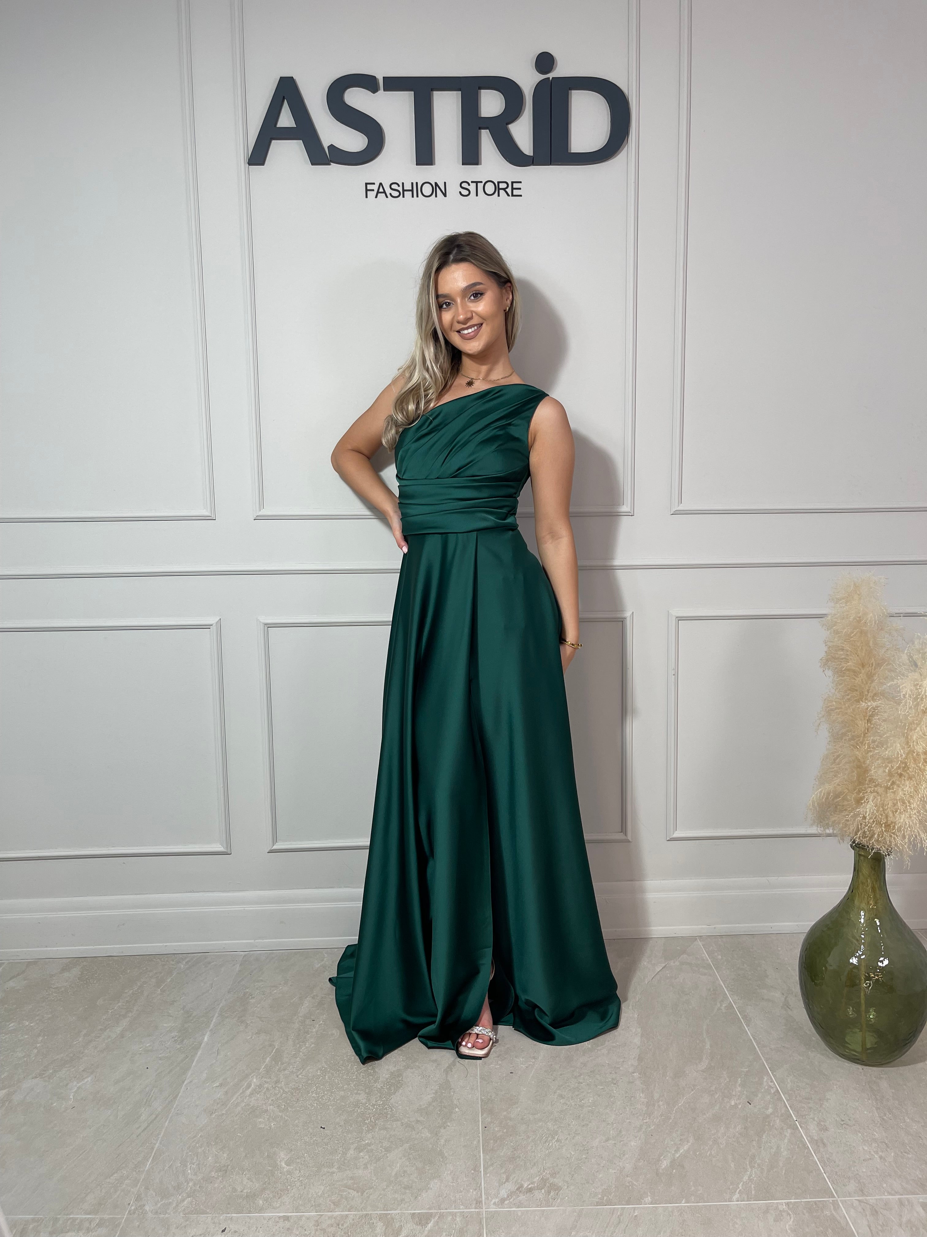 Rochie Jasmin lungă din satin pe un umăr falduri la bust și talie