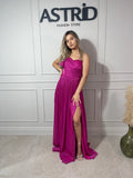 Rochie Ella lungă din voal plisată pe un umăr accesorizata cu flori