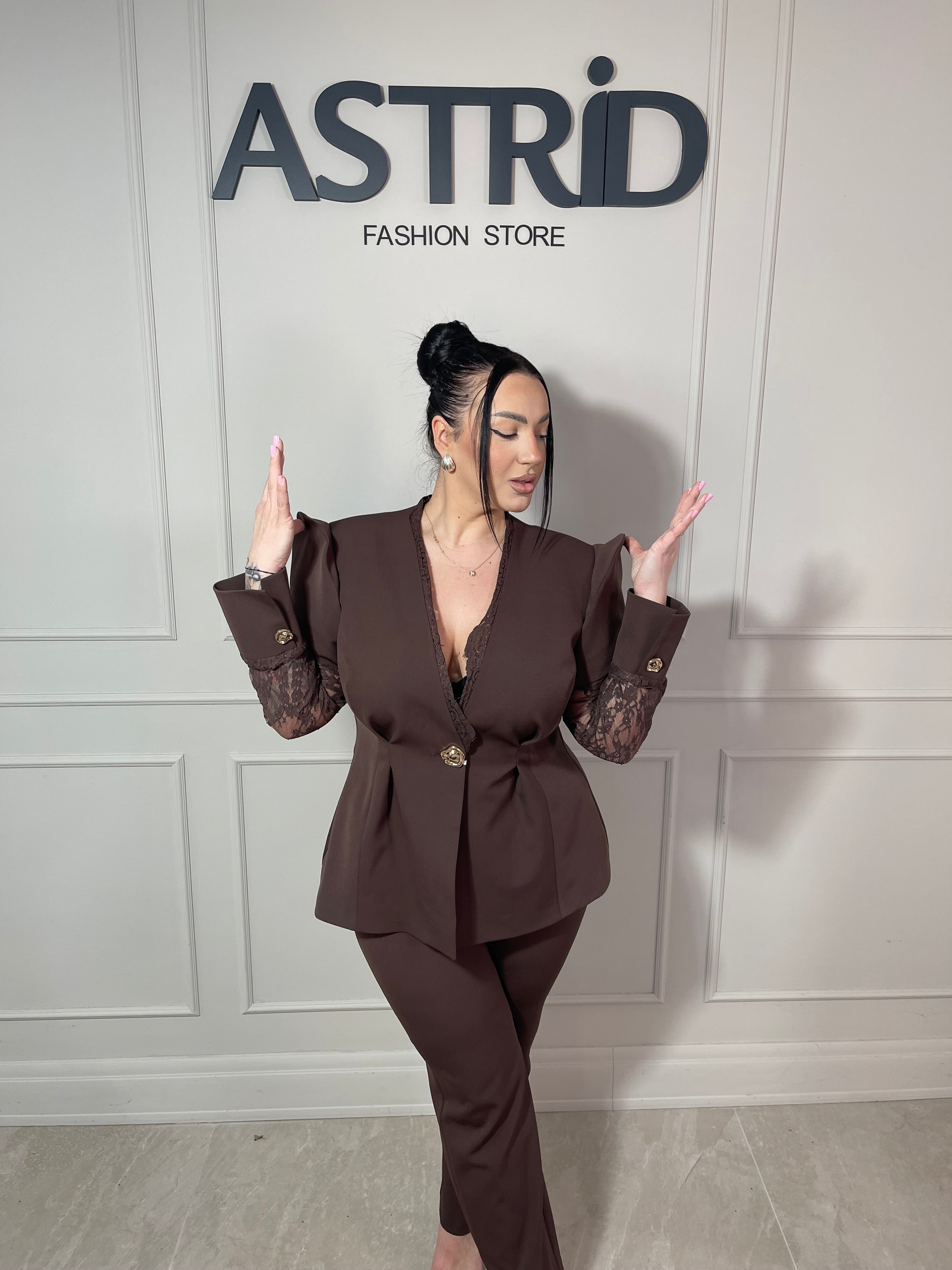 Compleu Gina sacou cu mânecă din dantelă și umeri bufanți