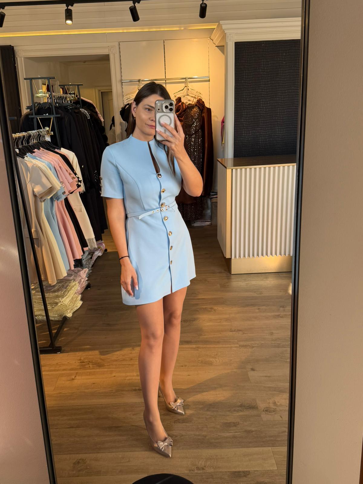 Rochie Clara în cloș cu nasturi aurii și curea în talie