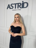 Rochie lungă neagră, elegantă, cu croială tip sirenă și design fără bretele.