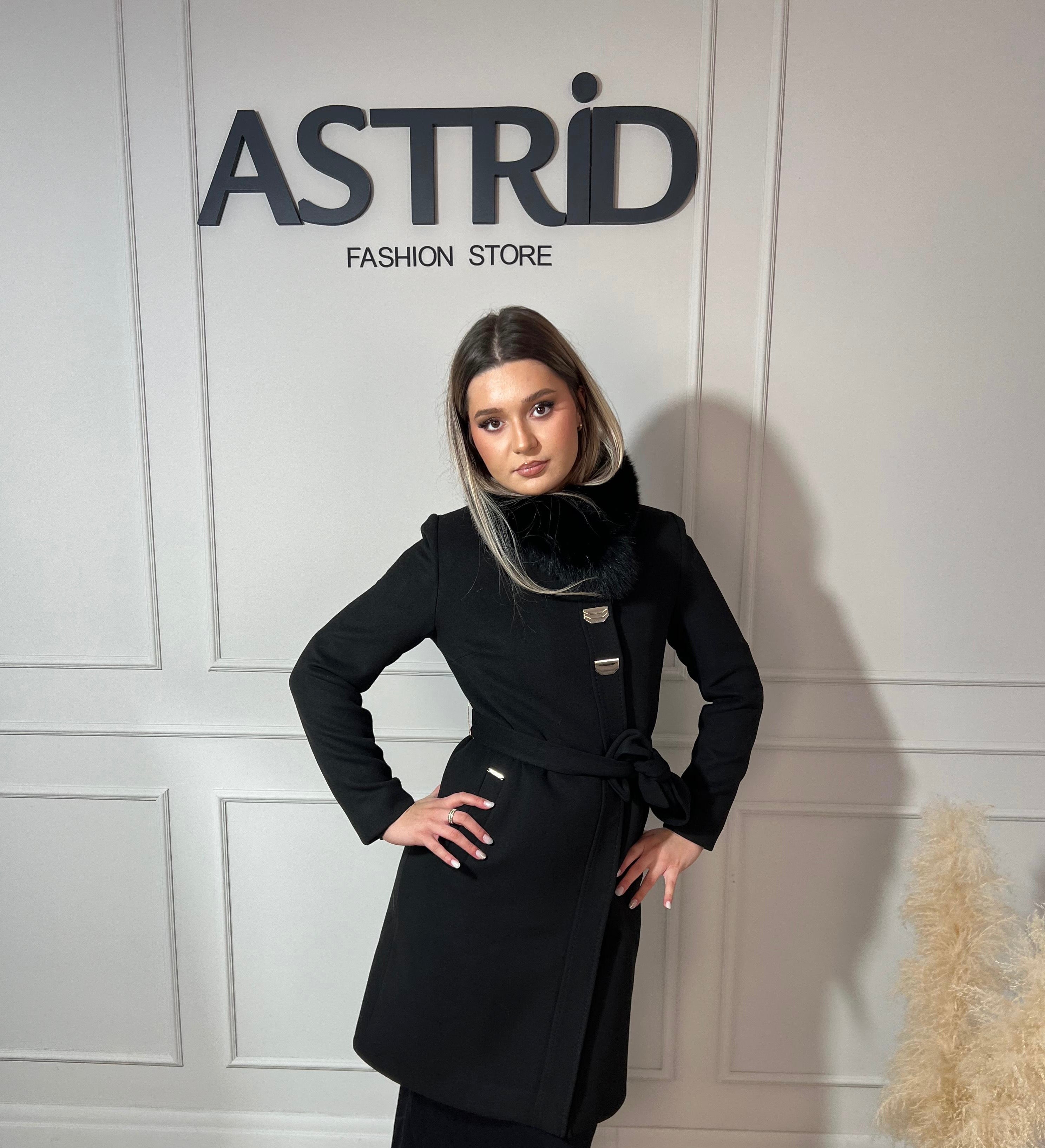 Palton Mira din cașmir cu blană naturală și cordon în talie