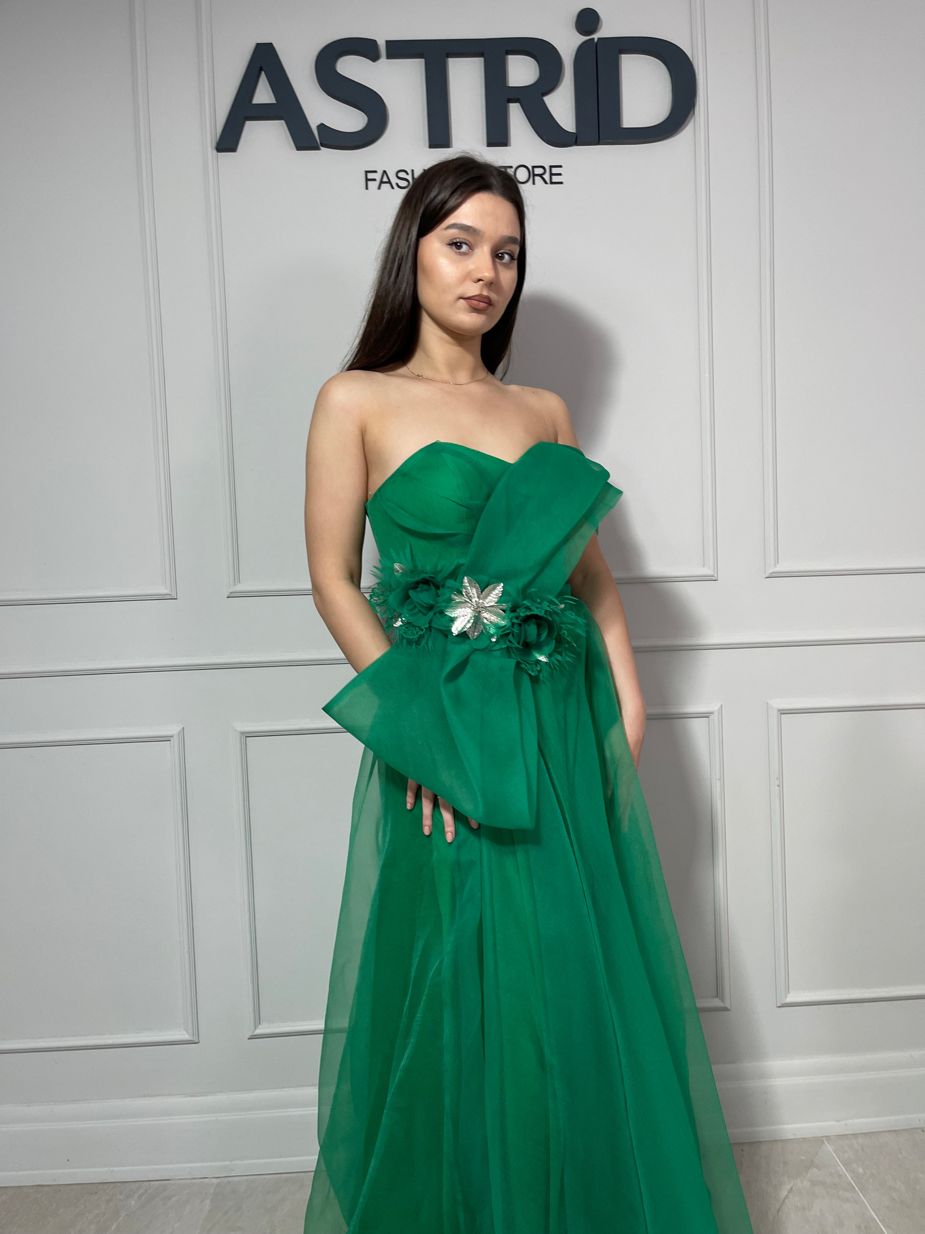 Rochie Aimme lungă din tiul pe un umăr crăpătură pe picior și accesoriu floare în talie