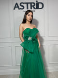 Rochie Aimme lungă din tiul pe un umăr crăpătură pe picior și accesoriu floare în talie