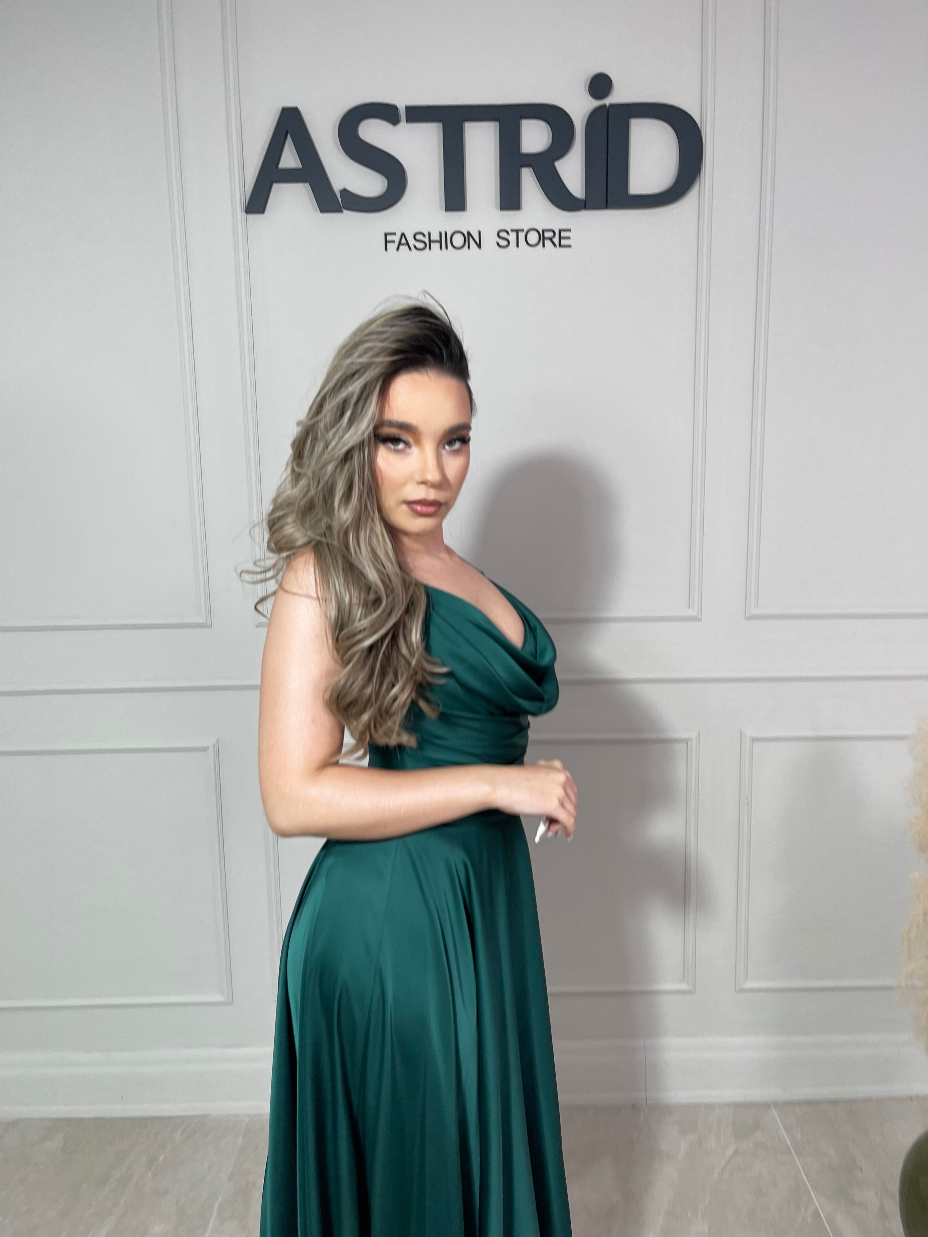 Rochie Kim midi din satin bust căzut și bretele subțiri