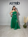 Rochie Aimme lungă din tiul pe un umăr crăpătură pe picior și accesoriu floare în talie