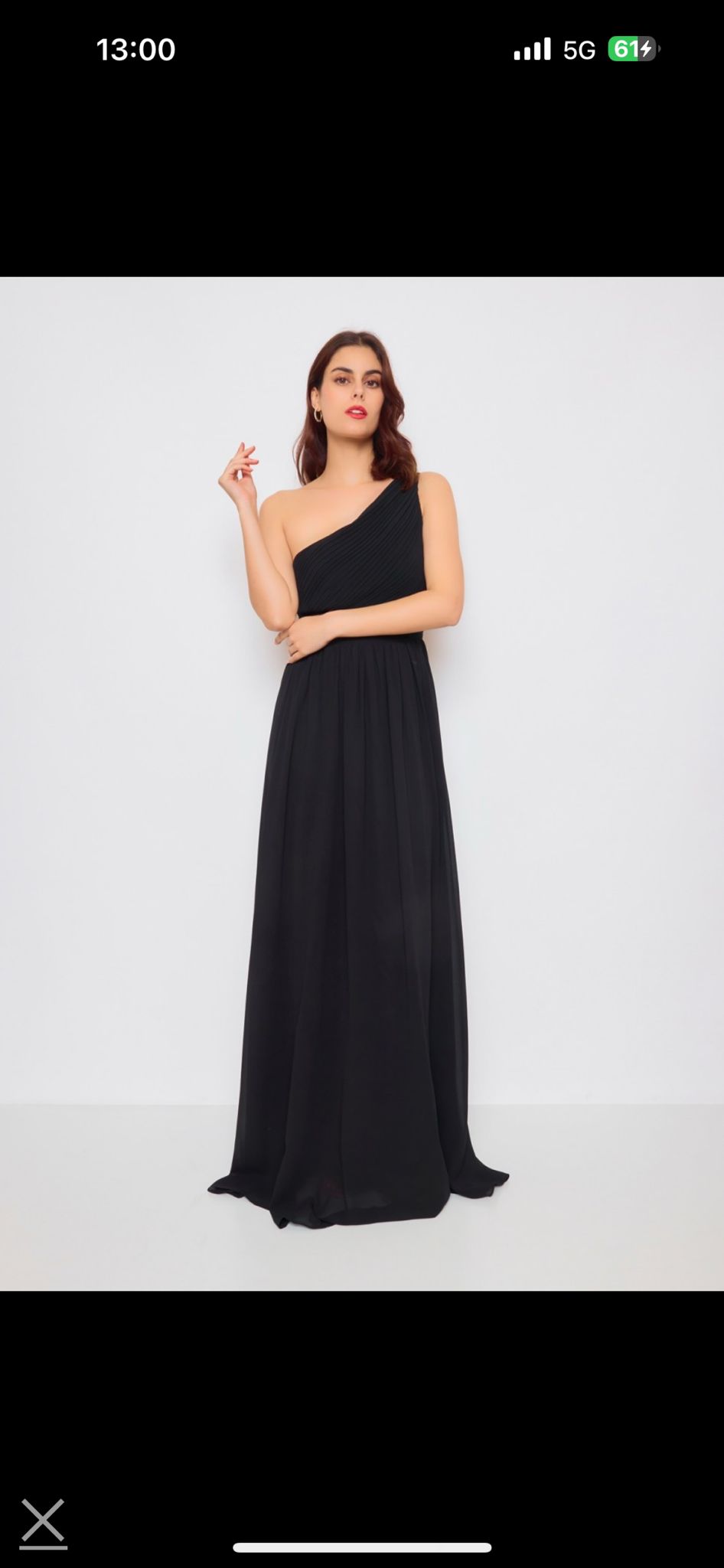 Rochie Lola lungă pe un umăr plisată și crăpătură pe picior