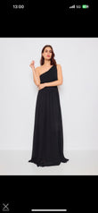 Rochie Lola lungă pe un umăr plisată și crăpătură pe picior